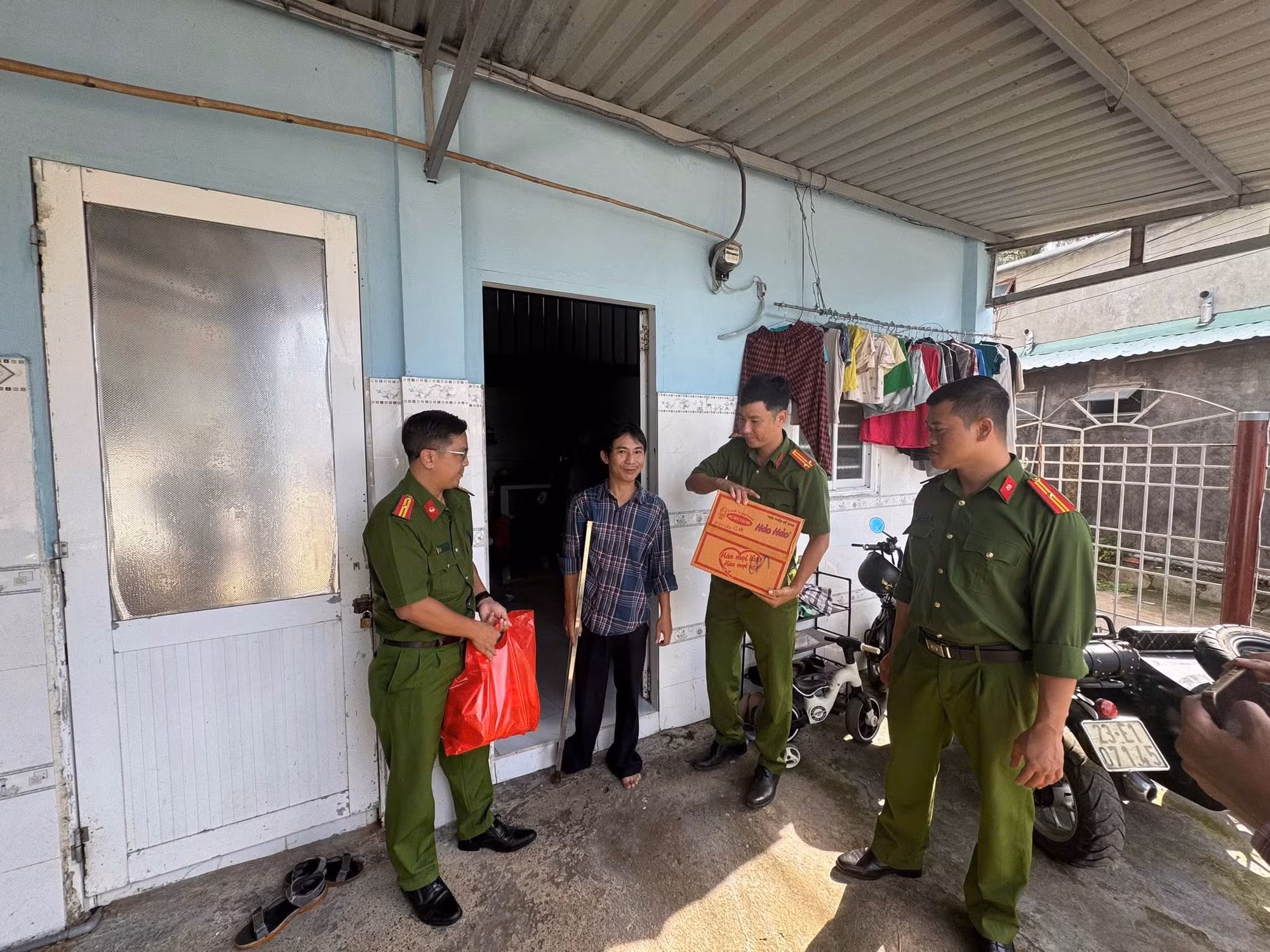 Tổ công tác "3 trong 1" của Công an đặc khu Côn Đảo đến thăm hỏi, động viên và trao tặng quà cho các hộ gia đình có hoàn cảnh khó khăn.