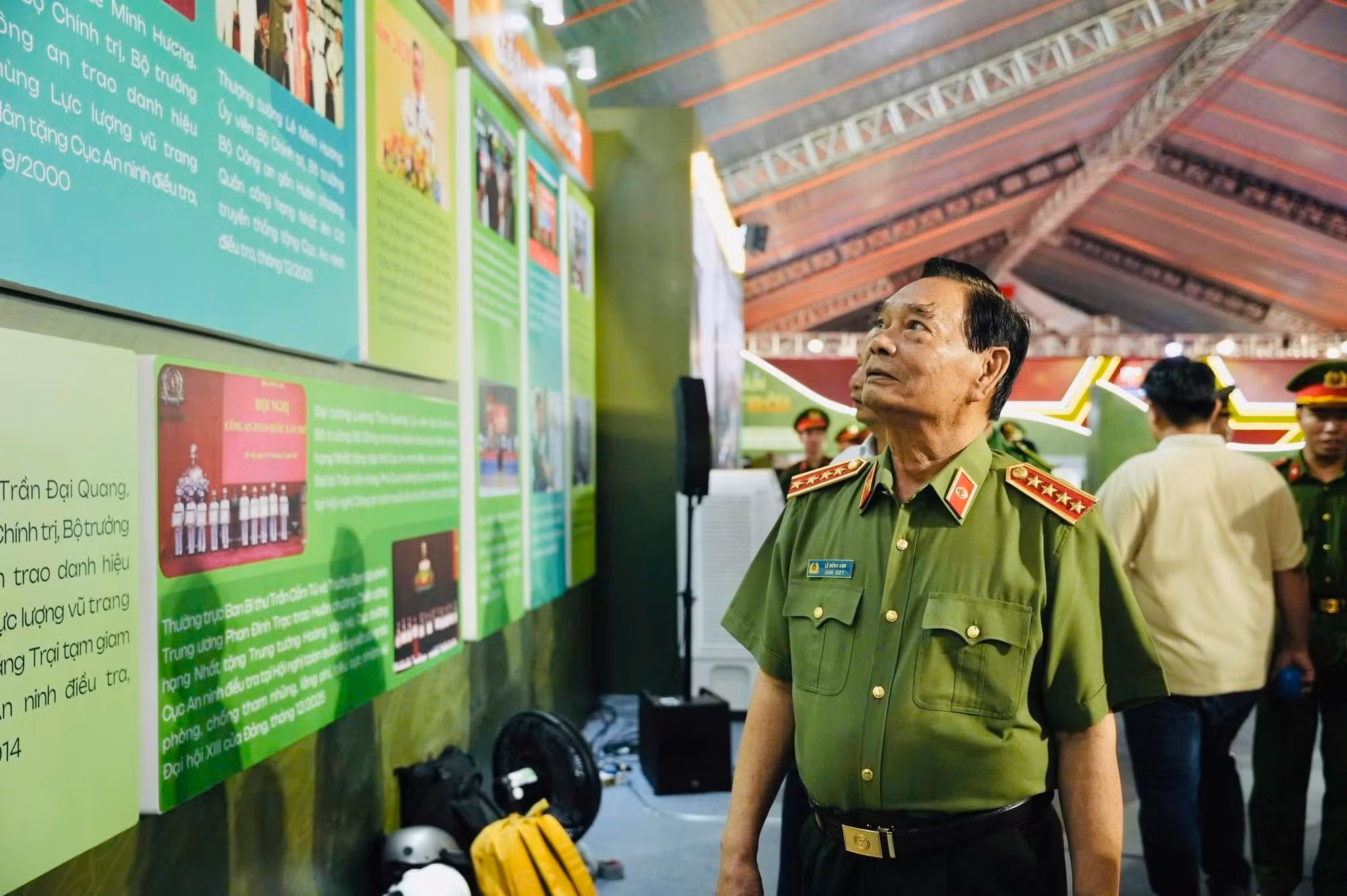 Đại tướng Lê Hồng Anh, nguyên Ủy viên Bộ Chính trị, nguyên Thường trực Ban Bí thư, nguyên Bộ trưởng Bộ Công an, tham quan triển lãm.