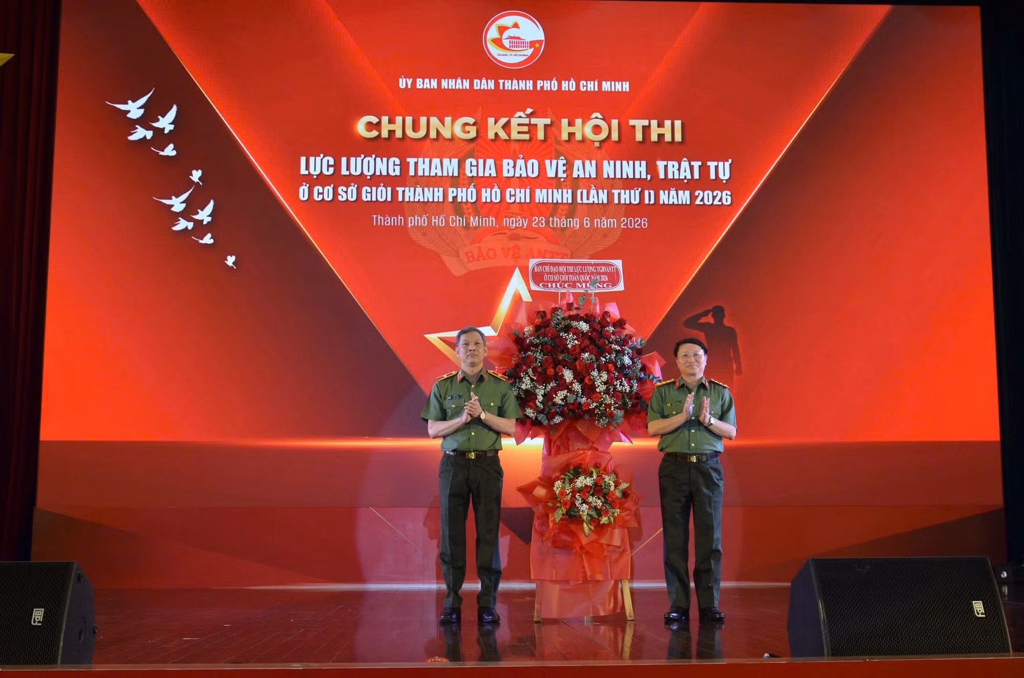 Đại tá Nguyễn Thanh Bình, Phó Cục trưởng Cục Xây dựng phong trào bảo vệ an ninh Tổ quốc, Phó Trưởng Ban Thường trực Ban Tổ chức Hội thi Lực lượng tham gia bảo vệ ANTT ở cơ sở giỏi toàn quốc (lần thứ I) năm 2026 tặng hoa chúc mừng hội thi.