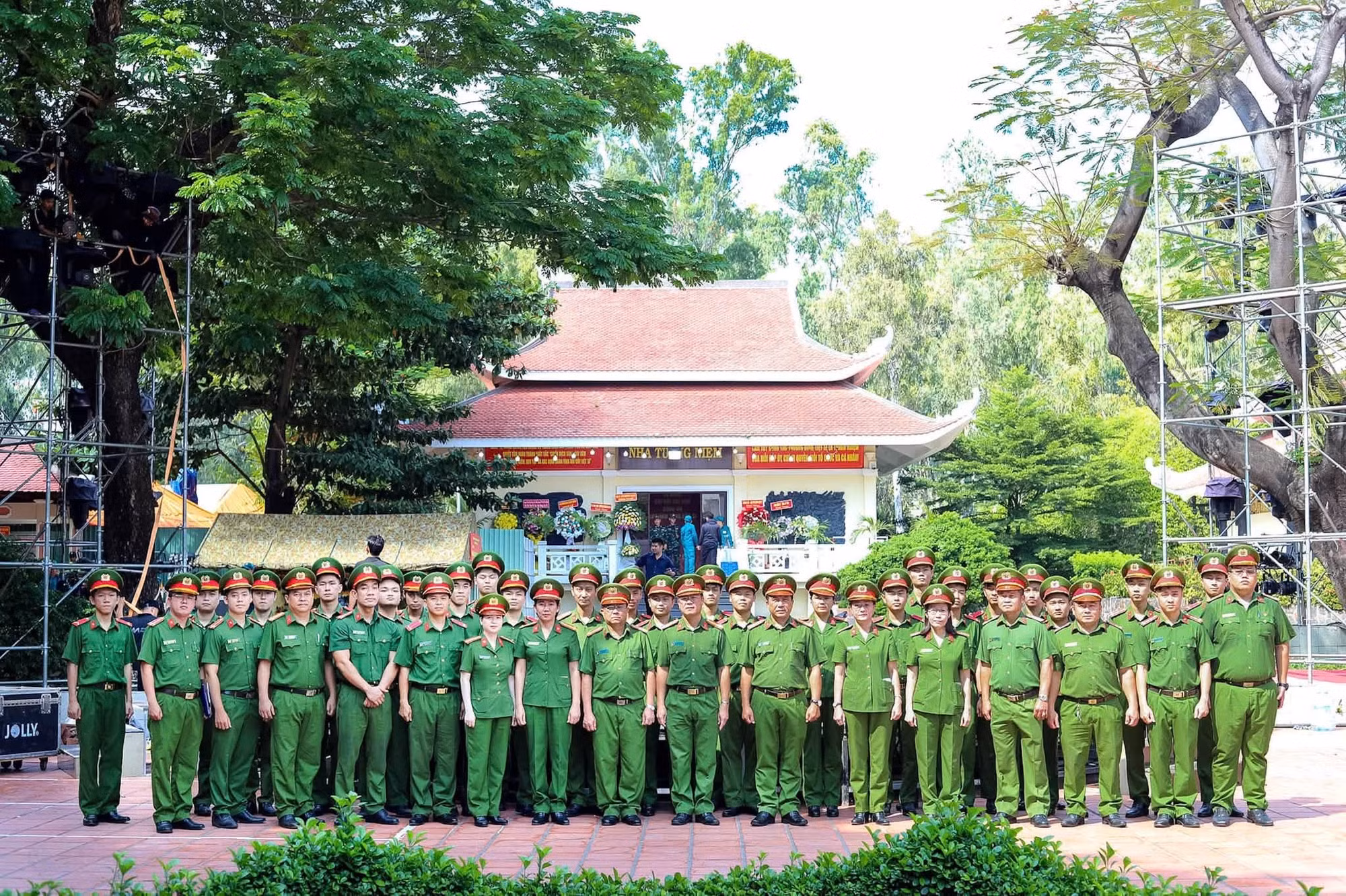 Đoàn cán bộ, chiến sĩ Phòng Cảnh sát Thi hành án hình sự và Hỗ trợ tư pháp Công an TP Hồ Chí Minh trước Nhà quàn hài cốt liệt sĩ tại Công viên Văn hóa Lê Thị Riêng.
