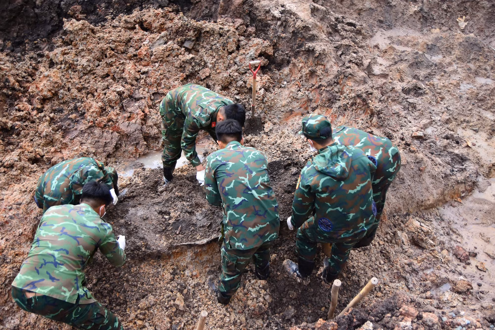 Riêng trong ngày 15/10, lực lượng tìm kiếm phát hiện, quy tập thêm 8 hài cốt liệt sĩ cùng 3 bộ di vật kèm theo.