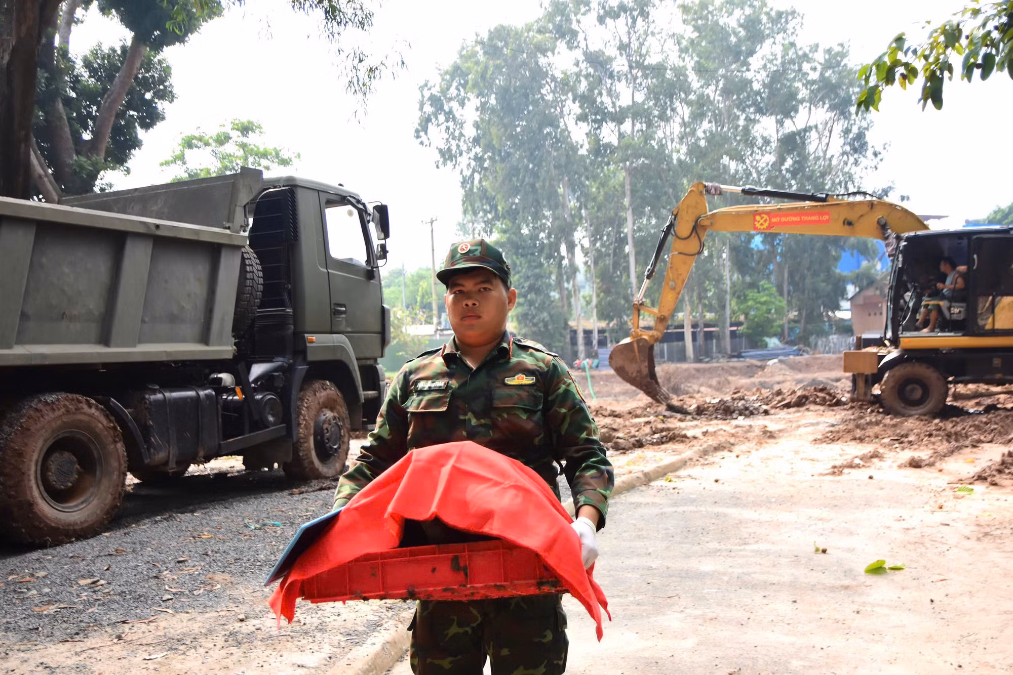 Tiếp tục phát hiện, quy tập được thêm nhiều hài cốt liệt sĩ tại Công viên Lê Thị Riêng.
