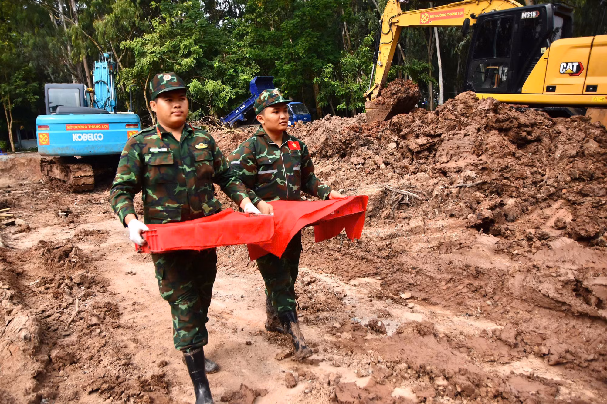 Tiếp tục phát hiện thêm nhiều hài cốt liệt sĩ tại Công viên Lê Thị Riêng ảnh 4