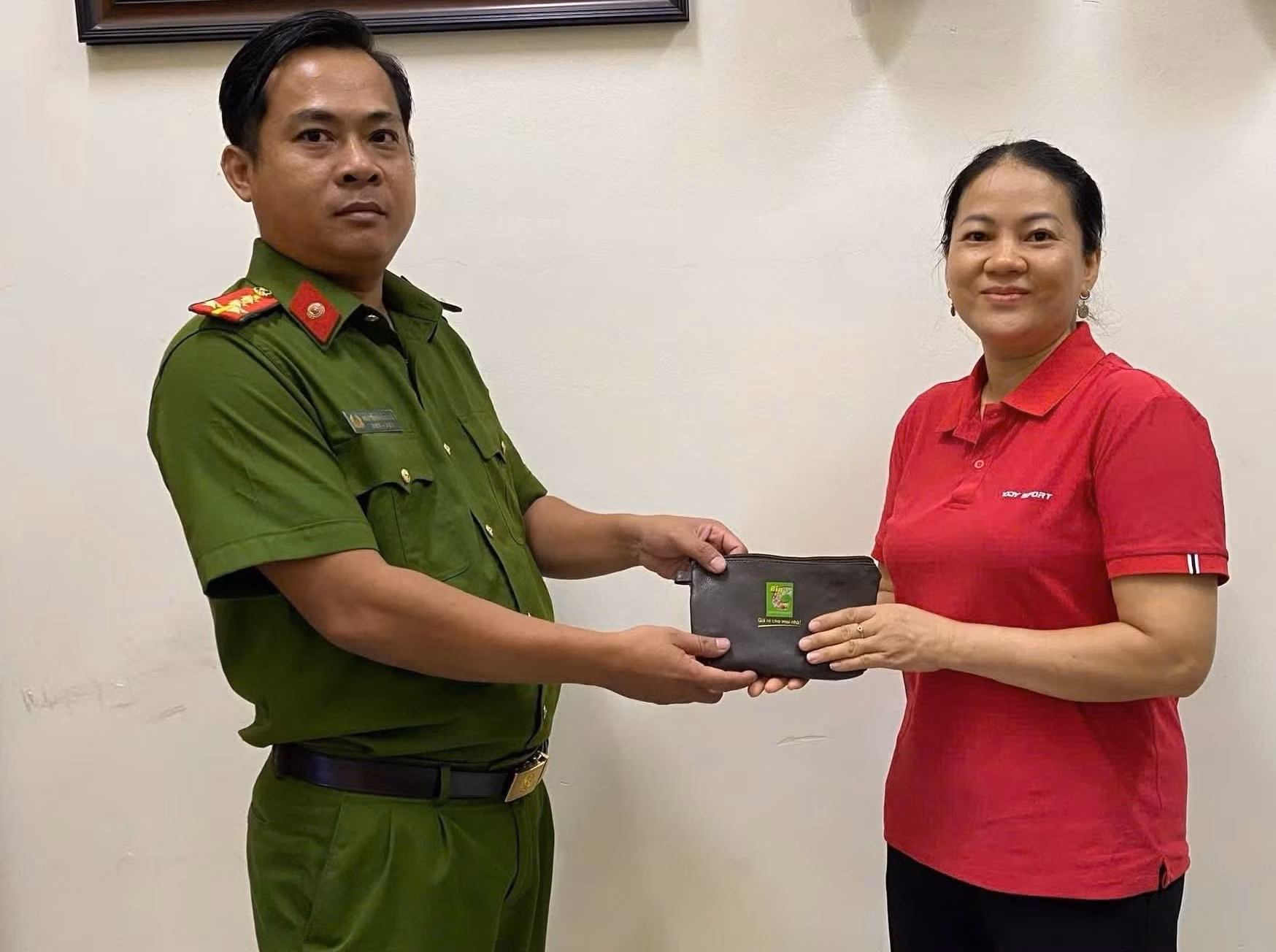 Công an xã Nhà Bè trao trả lại chiếc ví chứa tài sản trị giá khoảng 140 triệu đồng cho chủ nhân.