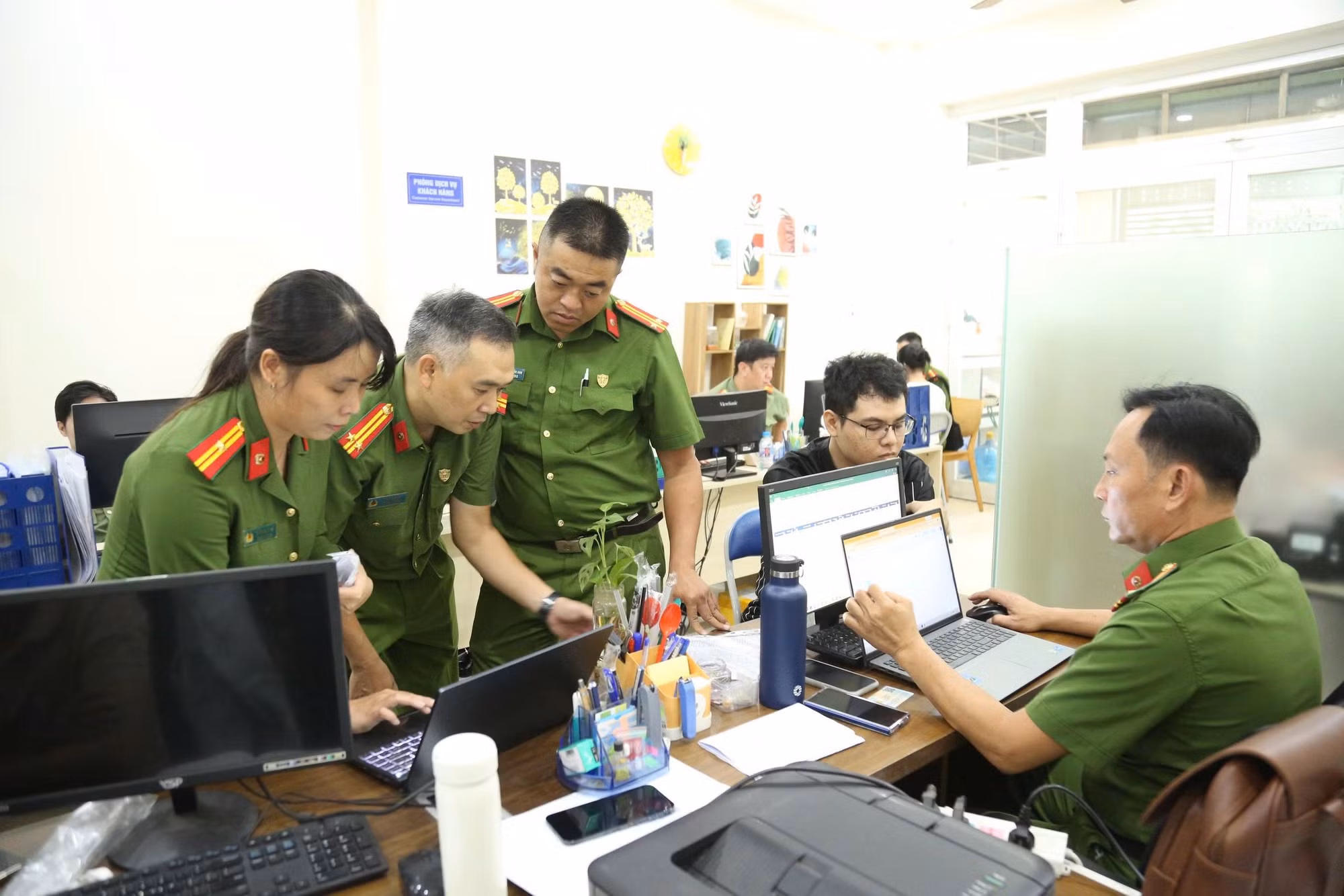 Các Tổ công tác đồng loạt tiến hành khám xét tại 6 địa điểm thuộc 5 công ty.
