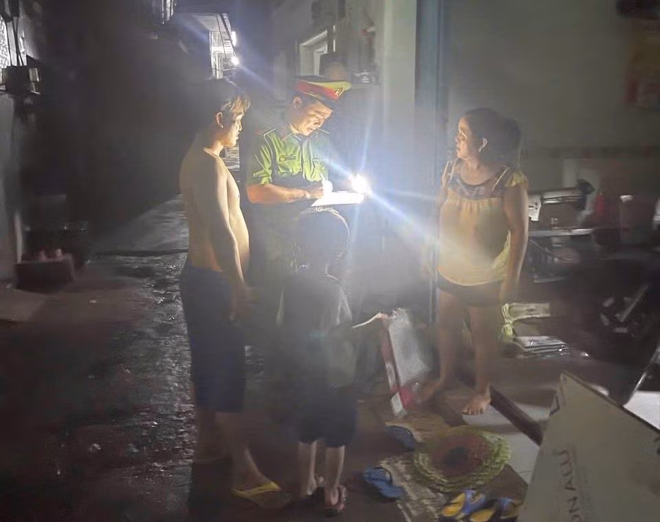 Công an với chiếc đèn pin kiểm tra tạm trú tại một khu nhà trọ trên địa bàn xã Hưng Long.
