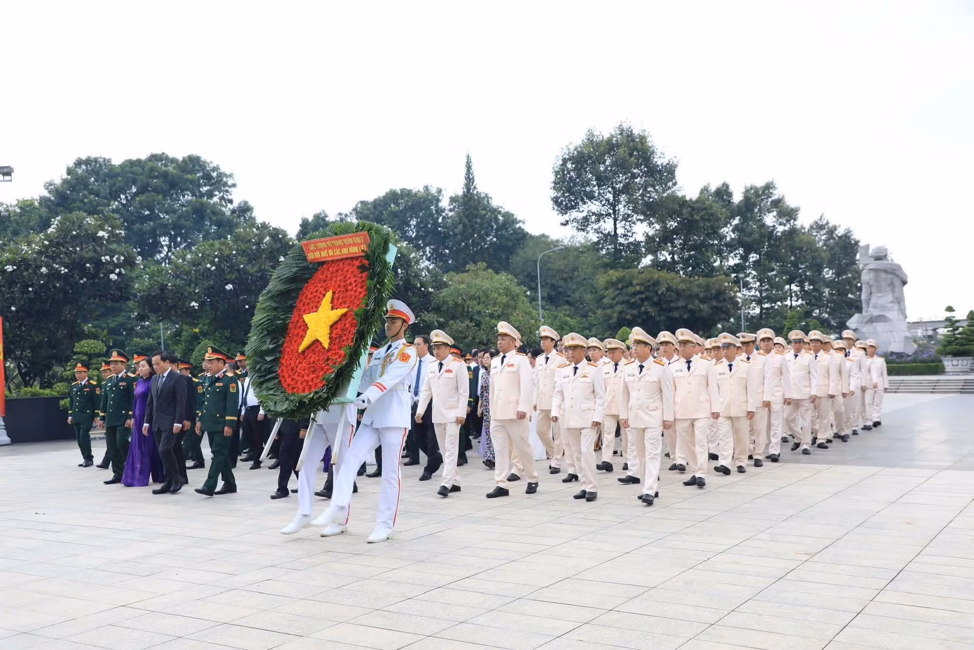 Công an TP Hồ Chí Minh thắp nến tri ân các Anh hùng liệt sĩ ảnh 1