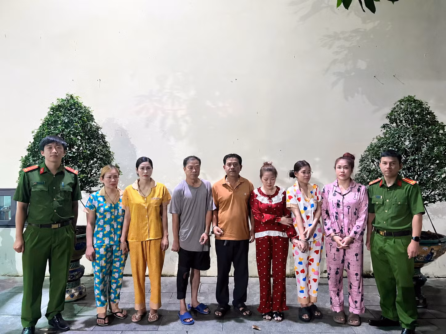 doi-hinh-chin-nguoi-truoc-tuong-kem.png
