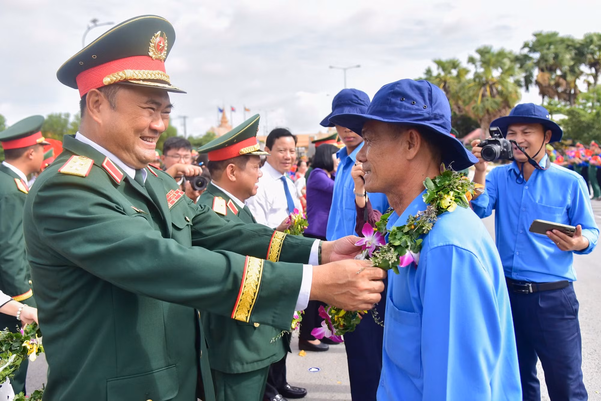 Trung tướng Lê Xuân Thế, Ủy viên Trung ương Đảng, Tư lệnh Quân khu 7 tặng hoa, động viên cán bộ chiến sĩ các Đội K trước giờ lên đường làm nhiệm vụ.