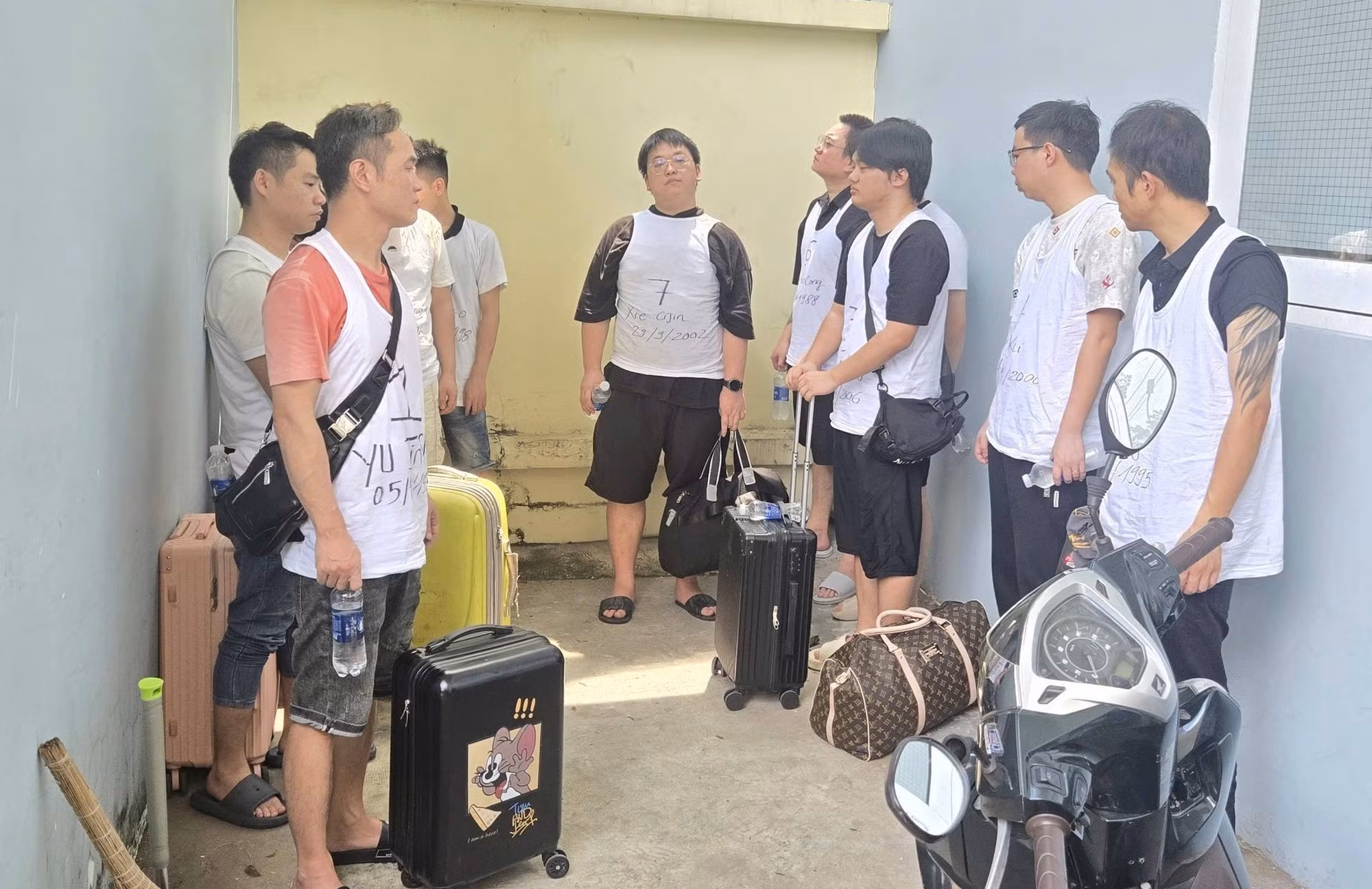 Công an phường Thạnh Mỹ Tây bàn giao 11 công dân Trung Quốc cho các đơn vị chức năng Công an TP Hồ Chí Minh xử lý.