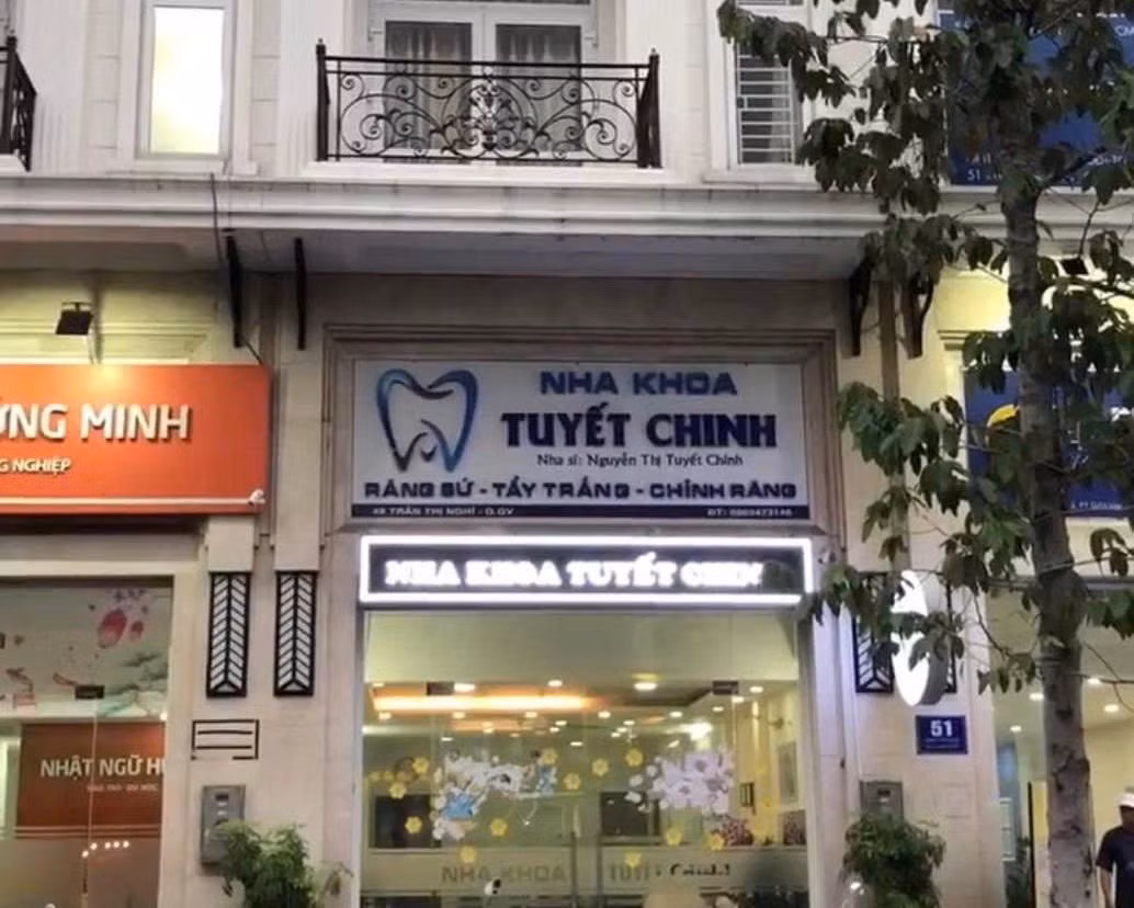 Hộ kinh doanh Nha khoa Tuyết Chinh bị phạt 93,85 triệu đồng và tước giấy phép hoạt động 3 tháng.
