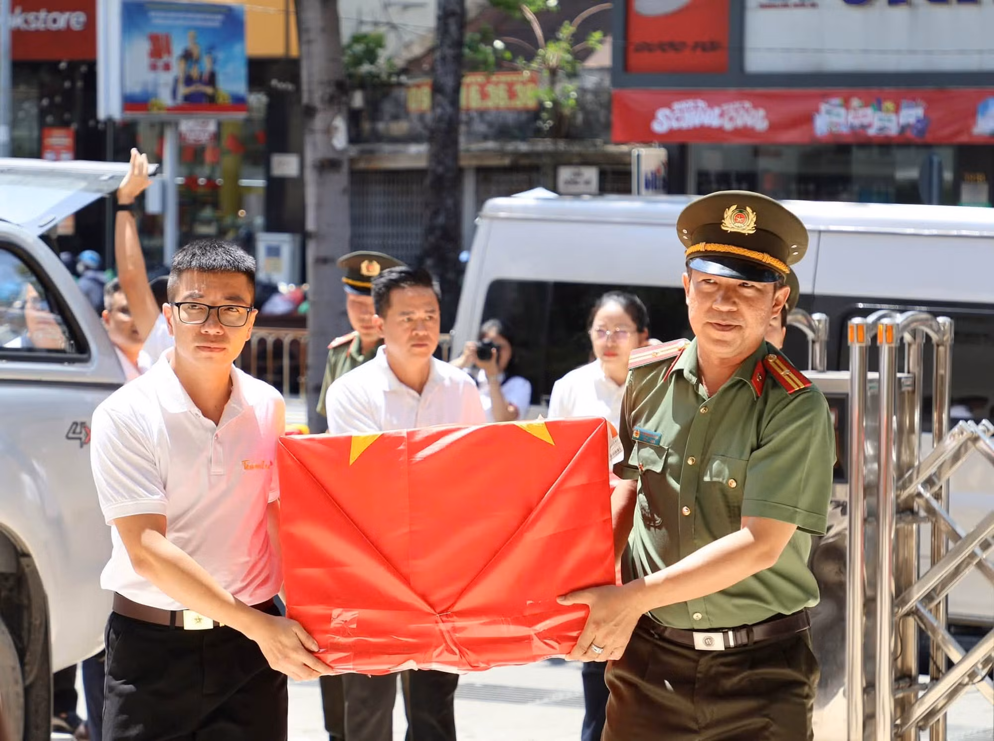 Công an TP Hồ Chí Minh tiếp nhận di ảnh liệt sĩ phục dựng ảnh 3