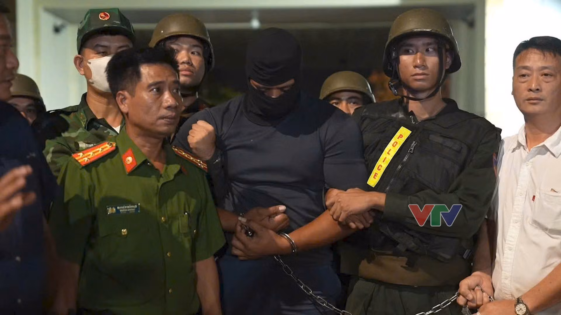 Lực lượng chức năng áp giải đối tượng Vaa Vaa (Quốc tịch Samoa) về trụ sở Công an TP Hồ Chí Minh.