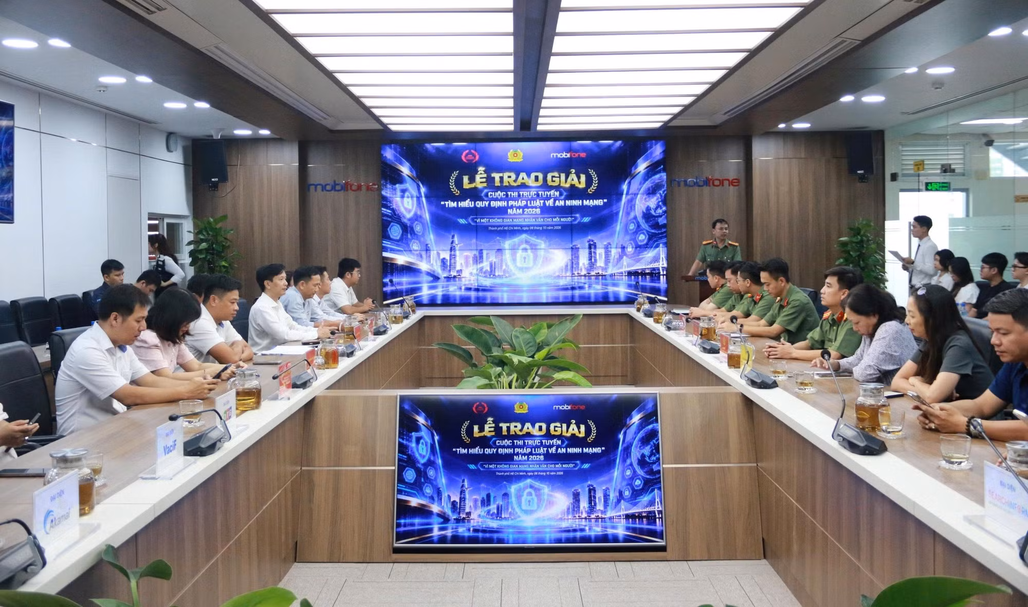 Quang cảnh Lễ trao giải cuộc thi trực tuyến “Tìm hiểu pháp luật về An ninh mạng”.