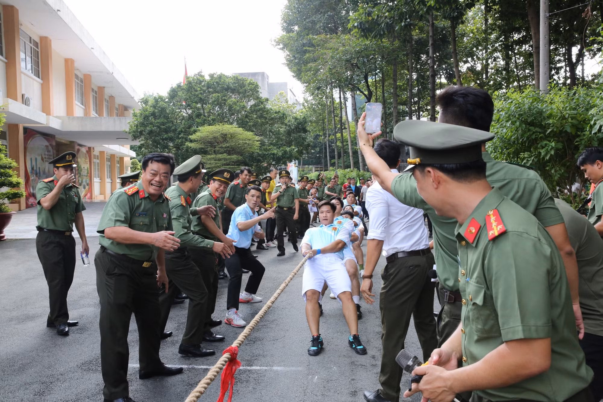 Giao lưu văn hóa, thể thao chào mừng 70 năm Ngày thành lập Phòng Cảnh vệ miền Nam ảnh 12