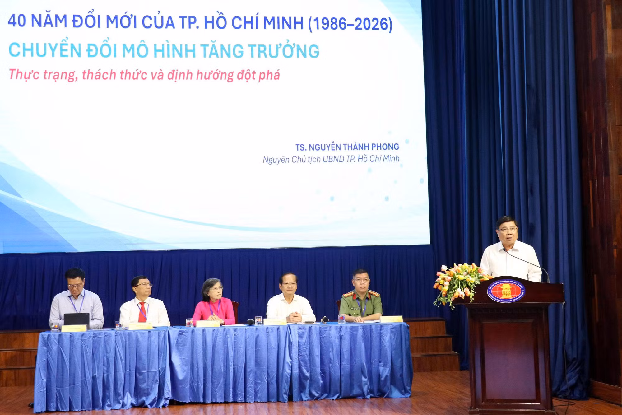 Nguyên Chủ tịch UBND TP Hồ Chí Minh Nguyễn Thành Phong tham luận tại hội thảo.