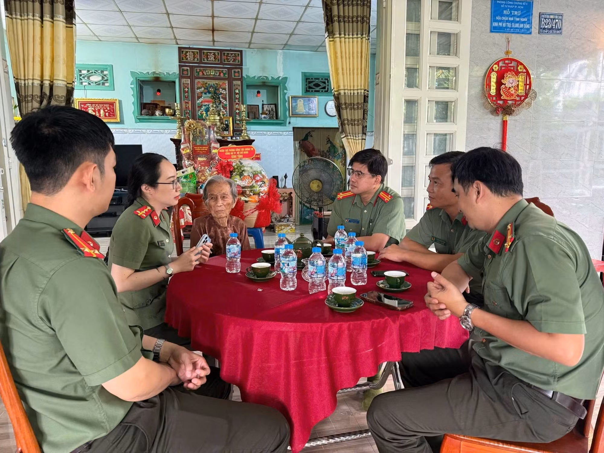 Đoàn thể Phòng Công tác Chính trị thăm hỏi, động viên và trao tặng quà Mẹ Việt Nam Anh hùng Nguyễn Thị Xa.