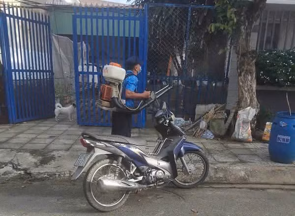 Phun hóa chất diệt muỗi tại nhà dân ở phường Đông Hòa và Long Nguyên.