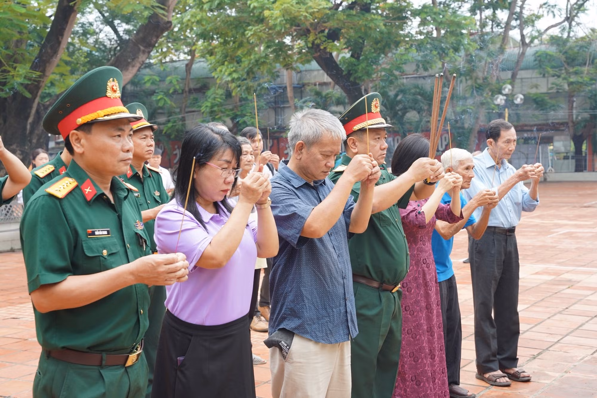 Lãnh đạo TP Hồ Chí Minh, Bộ Tư lệnh TP Hồ Chí Minh cùng các nhân chứng dâng hương anh hùng liệt sĩ.