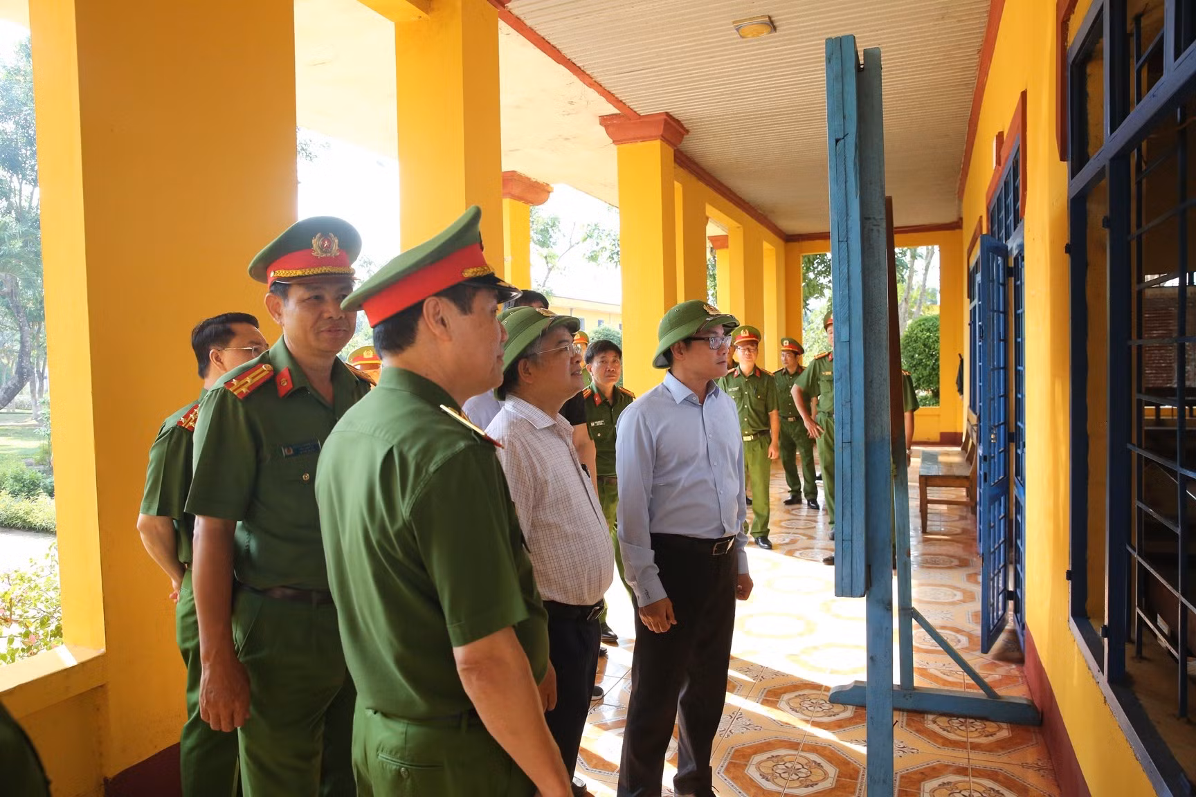 Đoàn công tác kiểm tra các điểm niêm yết tài liệu, thông tin về công tác đặc xá.