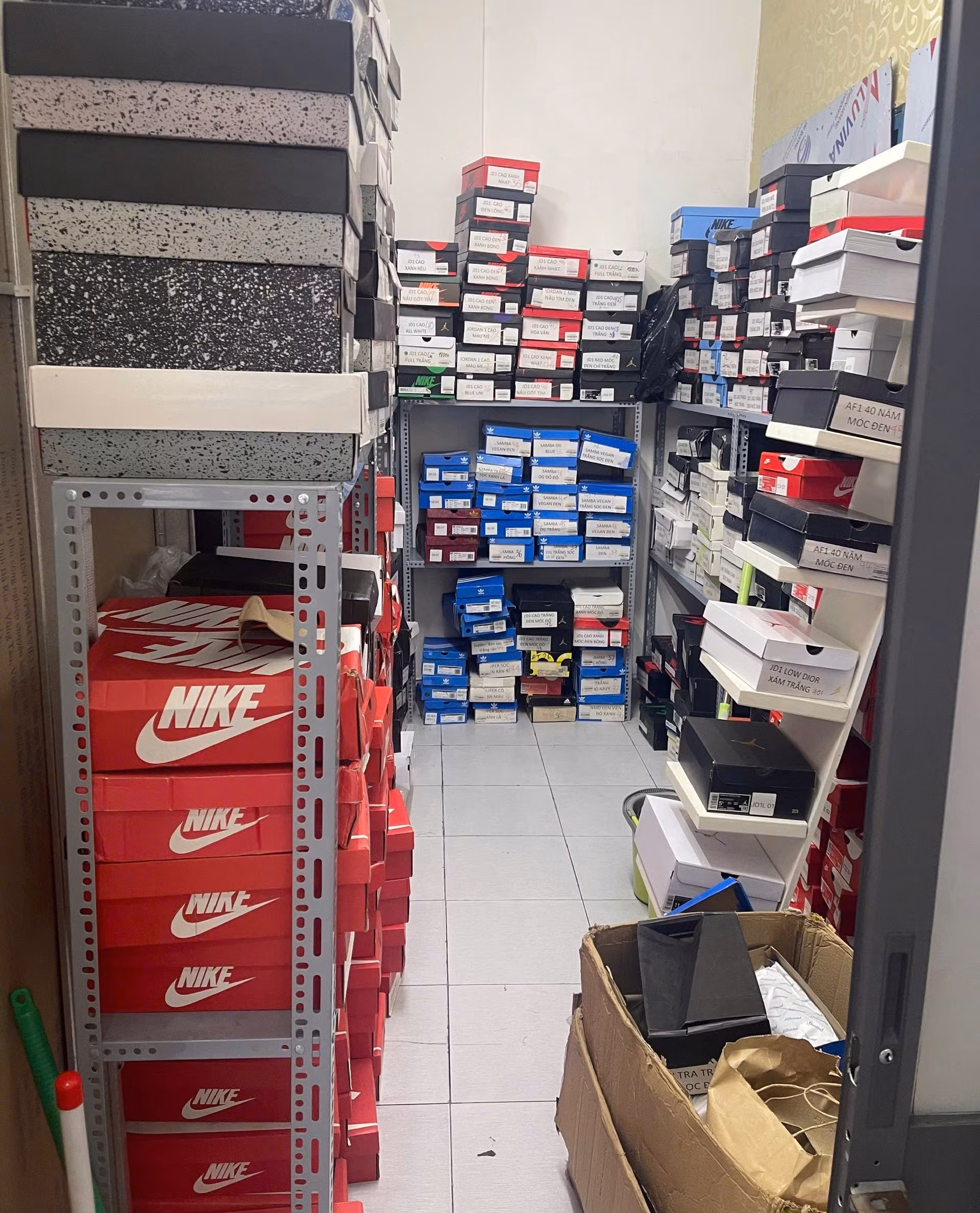 Phòng Cảnh sát kinh tế Công an TP Hồ Chí Minh đồng loạt kiểm tra 3 địa điểm bán hàng của hộ kinh doanh K.W Sneaker.