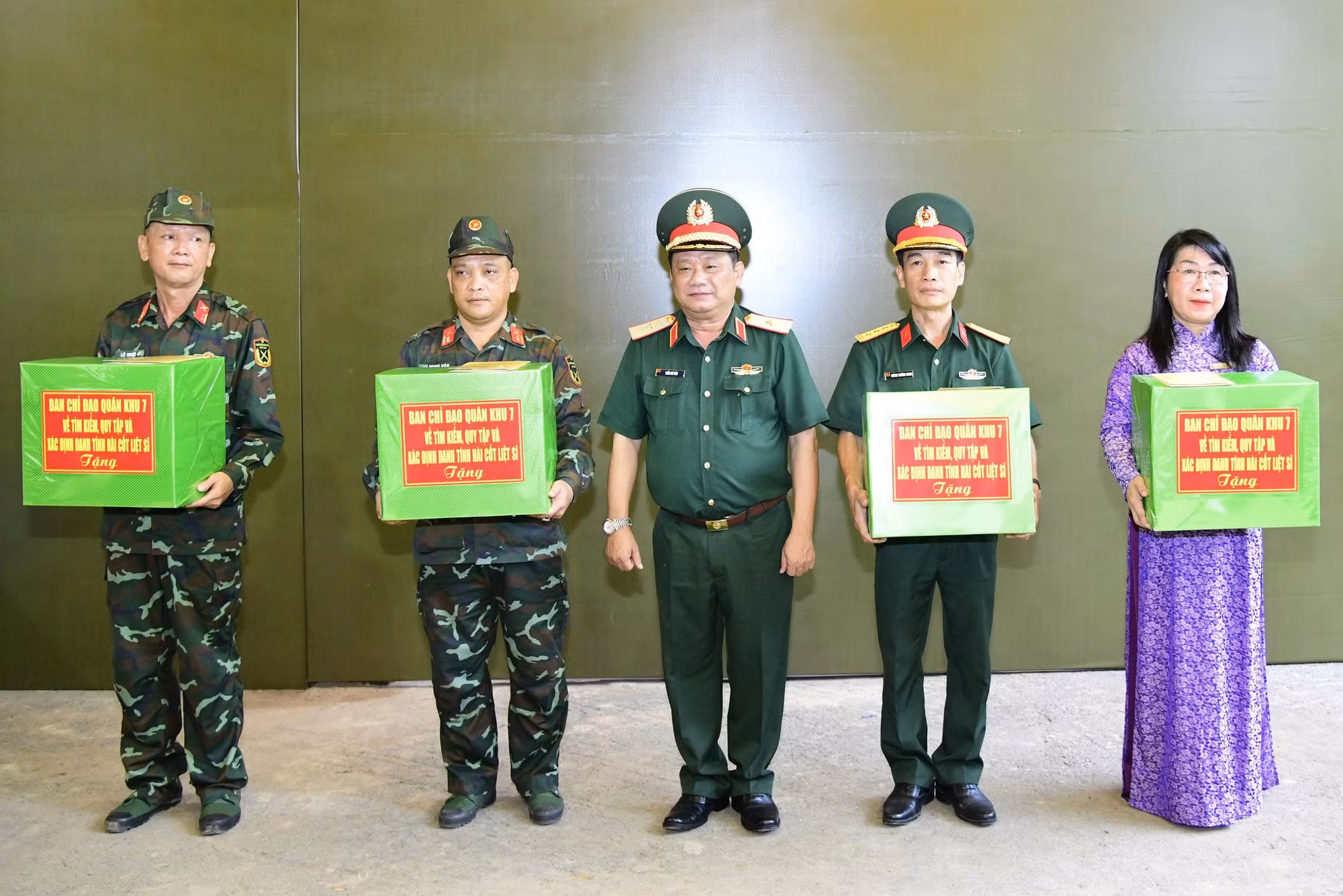 Thượng tướng Lê Quang Minh, Thủ trưởng Quân khu 7 và Thủ trưởng Bộ Tư lệnh Thành phố thăm hỏi, tặng quà động viên cán bộ, chiến sĩ.
