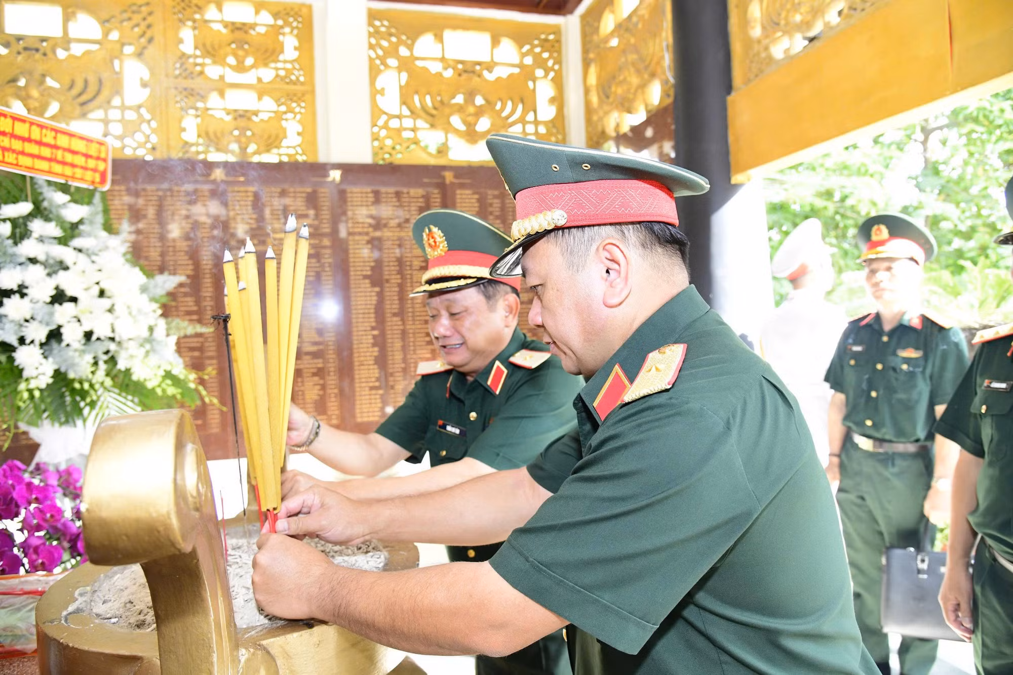 Đoàn công tác đã đến dâng hoa, dâng hương tại Tượng đài cố Tổng Bí thư Trần Phú, Bia tưởng niệm các liệt sĩ hy sinh trong cuộc Tổng tiến công và nổi dậy Xuân Mậu Thân năm 1968 và Nhà bia ghi danh liệt sĩ quận 10 (cũ) trong khuôn viên Công viên Lê Thị Riêng.