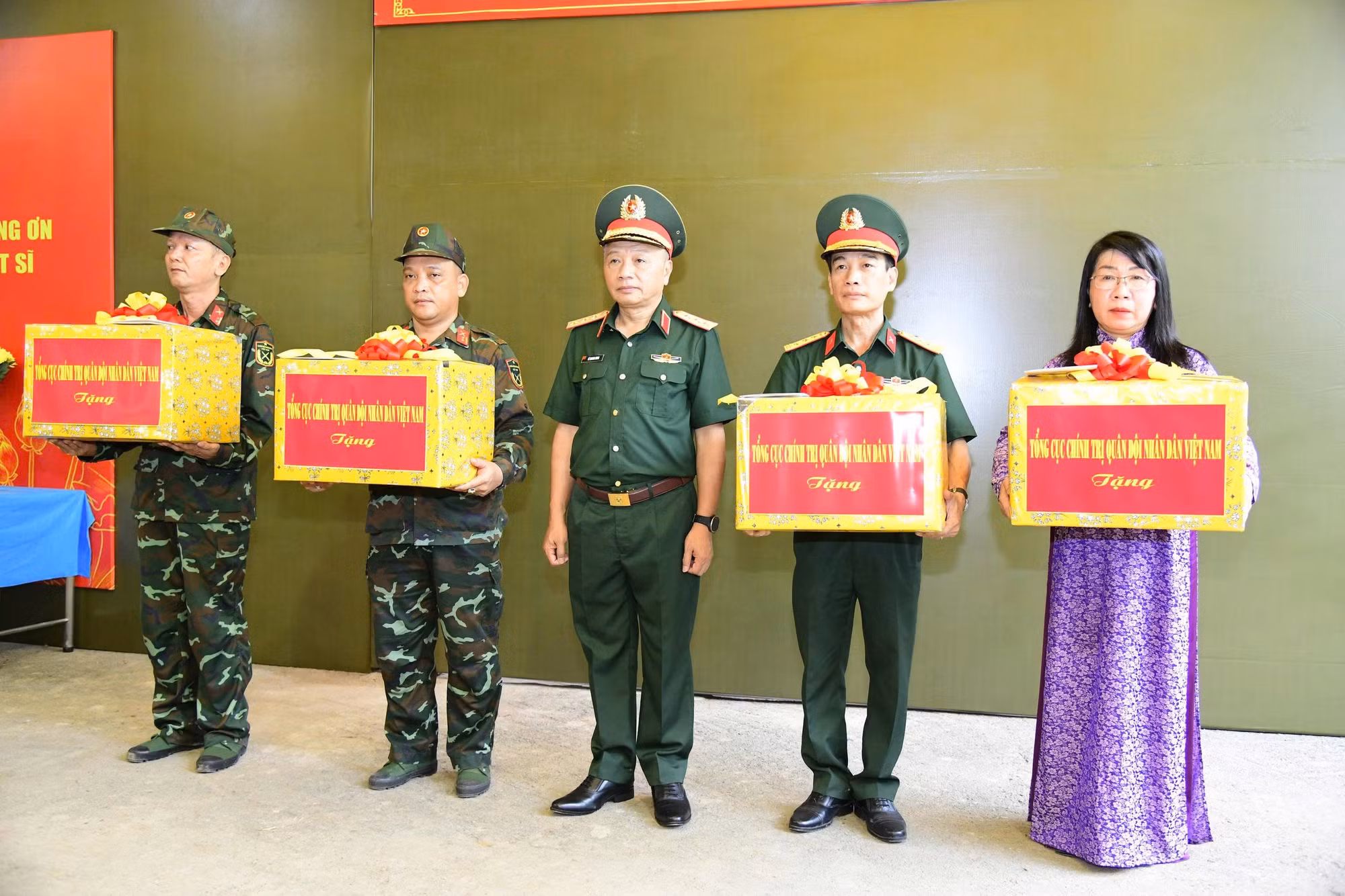 Thượng tướng Lê Quang Minh kiểm tra, động viên lực lượng tìm kiếm hài cốt liệt sĩ tại TP Hồ Chí Minh ảnh 8