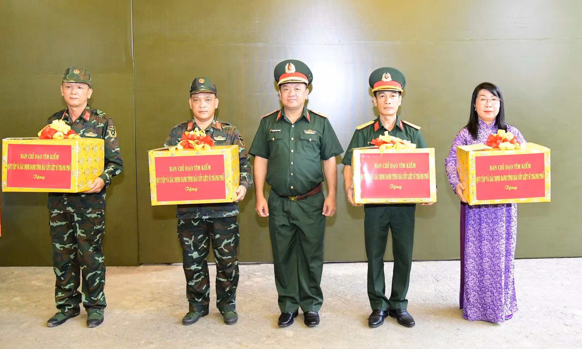 Thượng tướng Lê Quang Minh kiểm tra, động viên lực lượng tìm kiếm hài cốt liệt sĩ tại TP Hồ Chí Minh ảnh 9