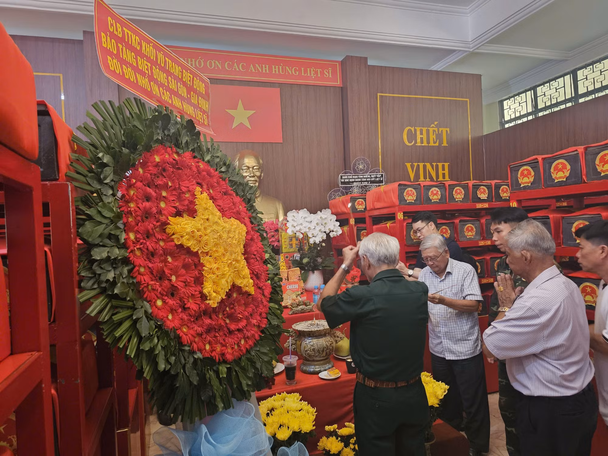Thành kính thắp nén nhang trước các anh linh liệt sĩ tại Nhà tưởng niệm quàn hài cốt tại Công viên Lê Thị Riêng.