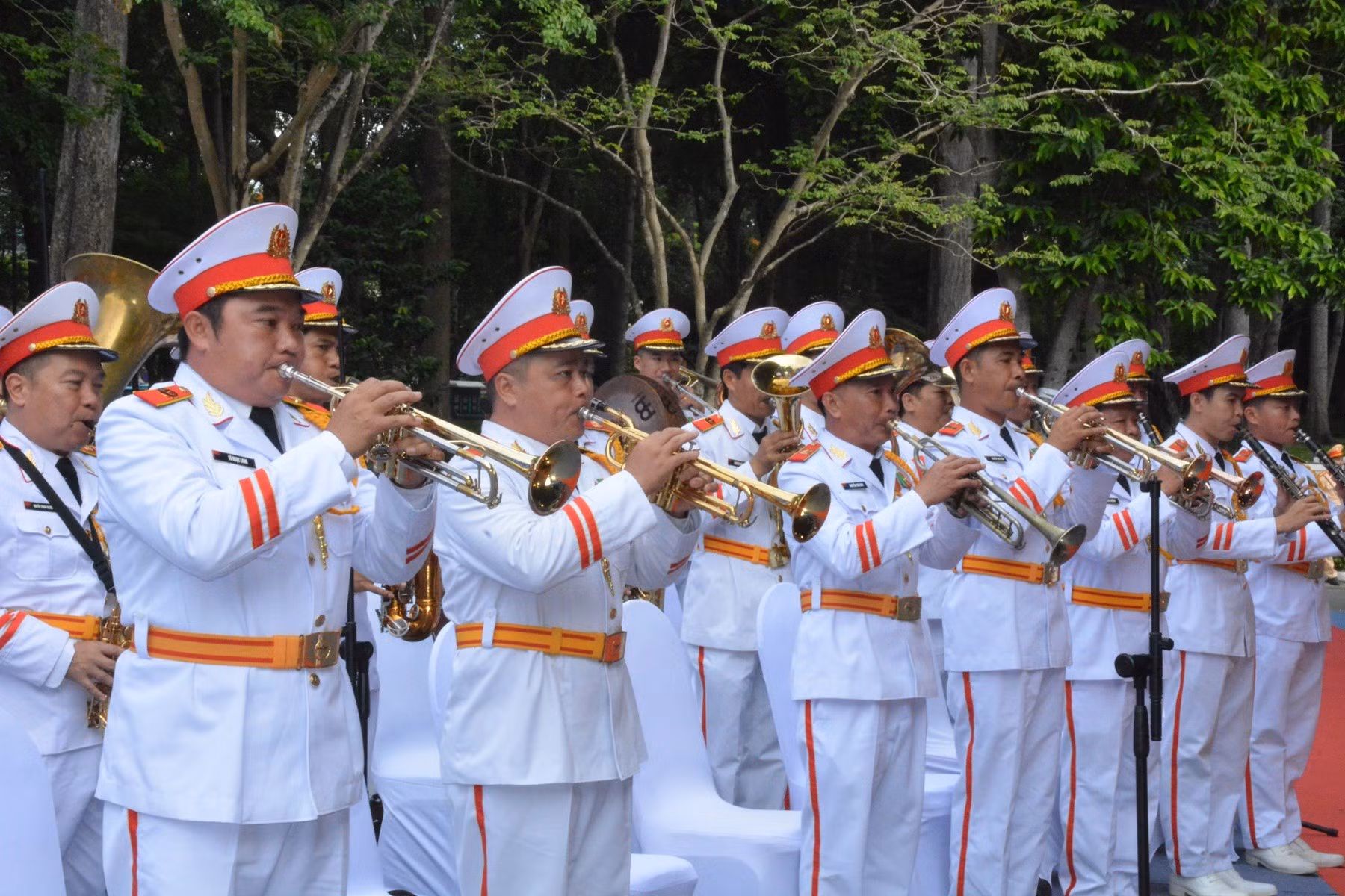 Các đội nghi lễ và nghệ sĩ biểu diễn tập luyện bên cạnh sân khấu chính.
