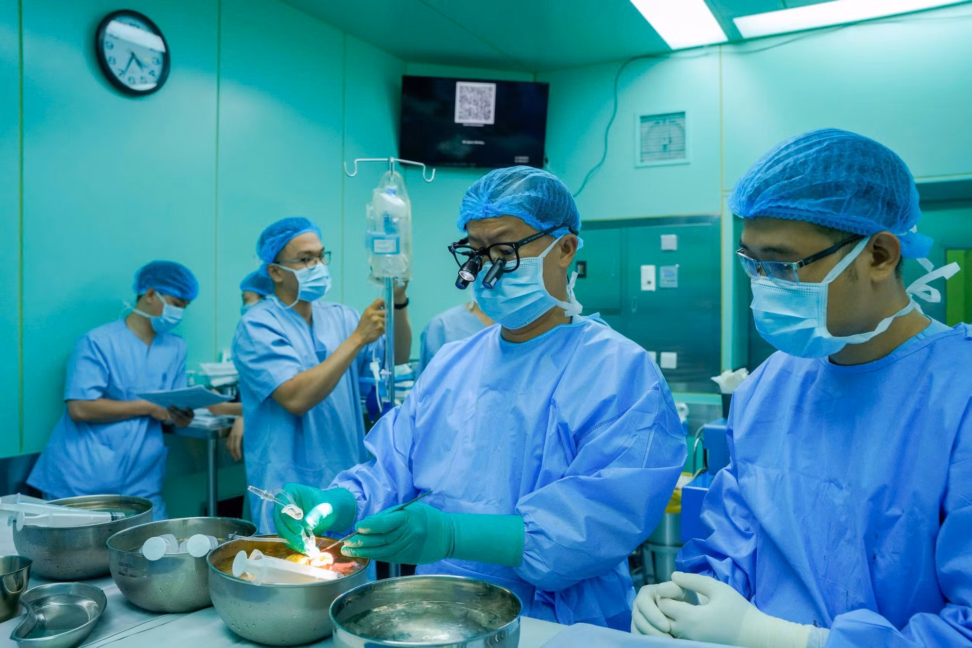 Ngay khi về đến phòng mổ BV ĐHYD, trái tim hiến lập tức được các thành viên ê-kíp tiếp nhận, cẩn trọng đánh giá và xử lý bước đầu.