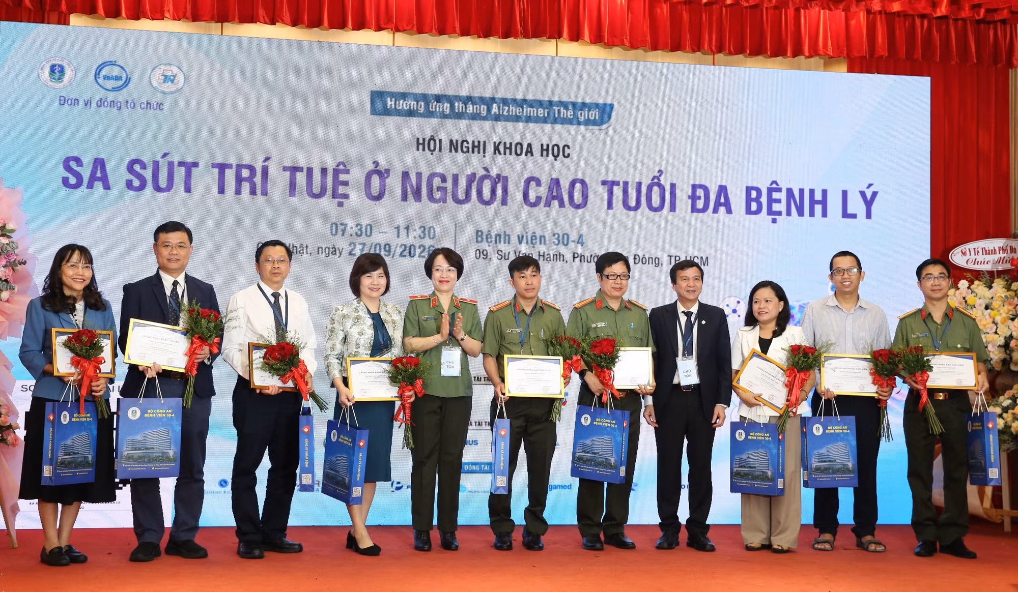 Thiếu tướng Dương Thị Thu Hằng và PGS.TS.BS Lê Đình Thanh, Giám đốc Bệnh viện Thống Nhất tặng hoa cho các báo cáo viên.