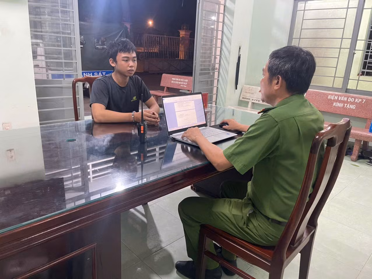 Lấy lời khai đối tượng có hành vi cướp giật.