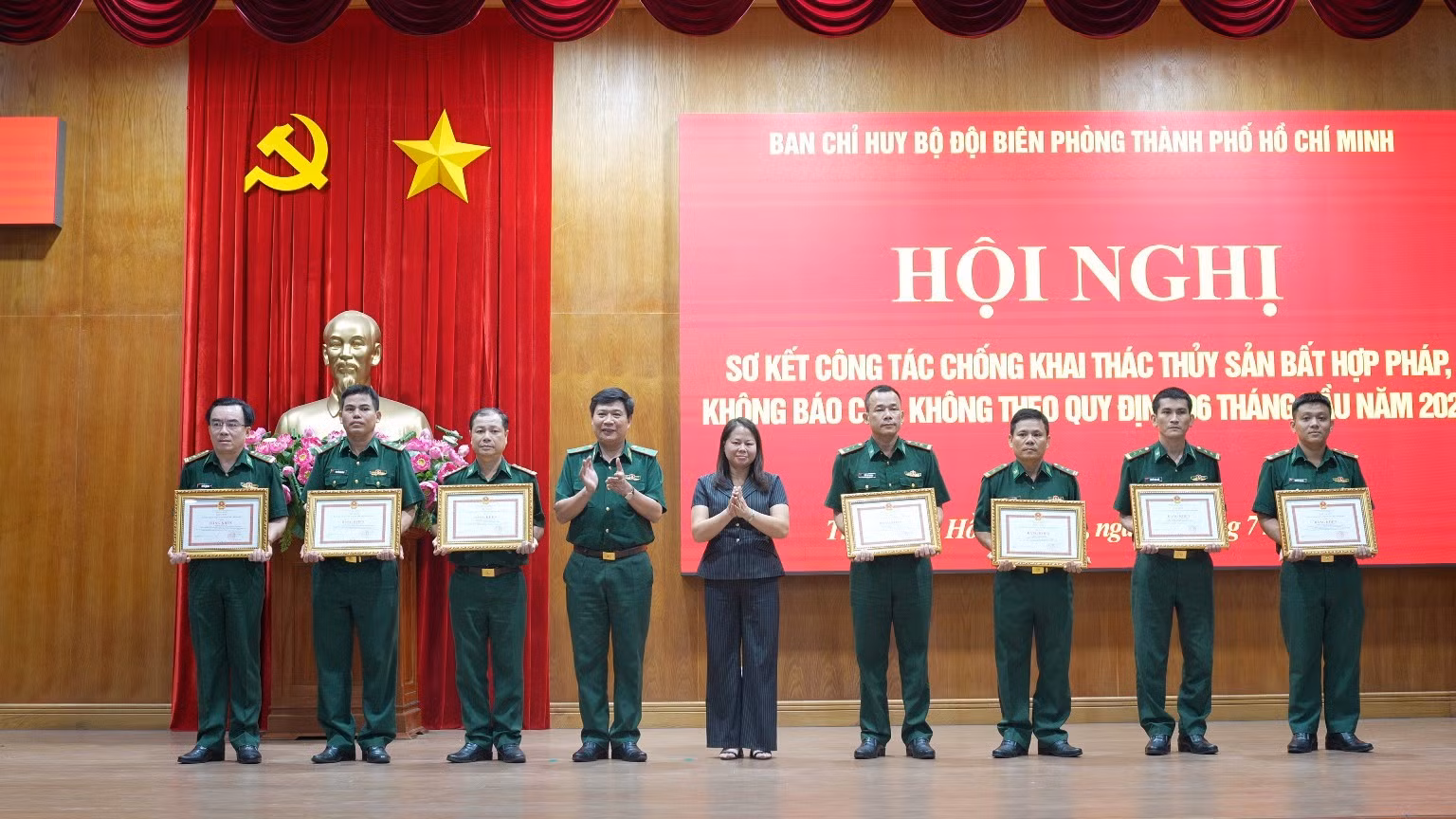 Trao Bằng khen của Chủ tịch UBND TP Hồ Chí Minh cho tập thể và cá nhân có thành tích tiêu biểu trong công tác phòng, chống khai thác IUU.