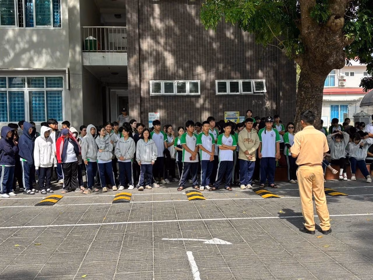 Công an xã Đất Đỏ phối hợp Đội CSGT số 2 tuyên truyền, hướng dẫn kiến thức an toàn giao thông cho hơn 400 học sinh Trường THPT Võ Thị Sáu.