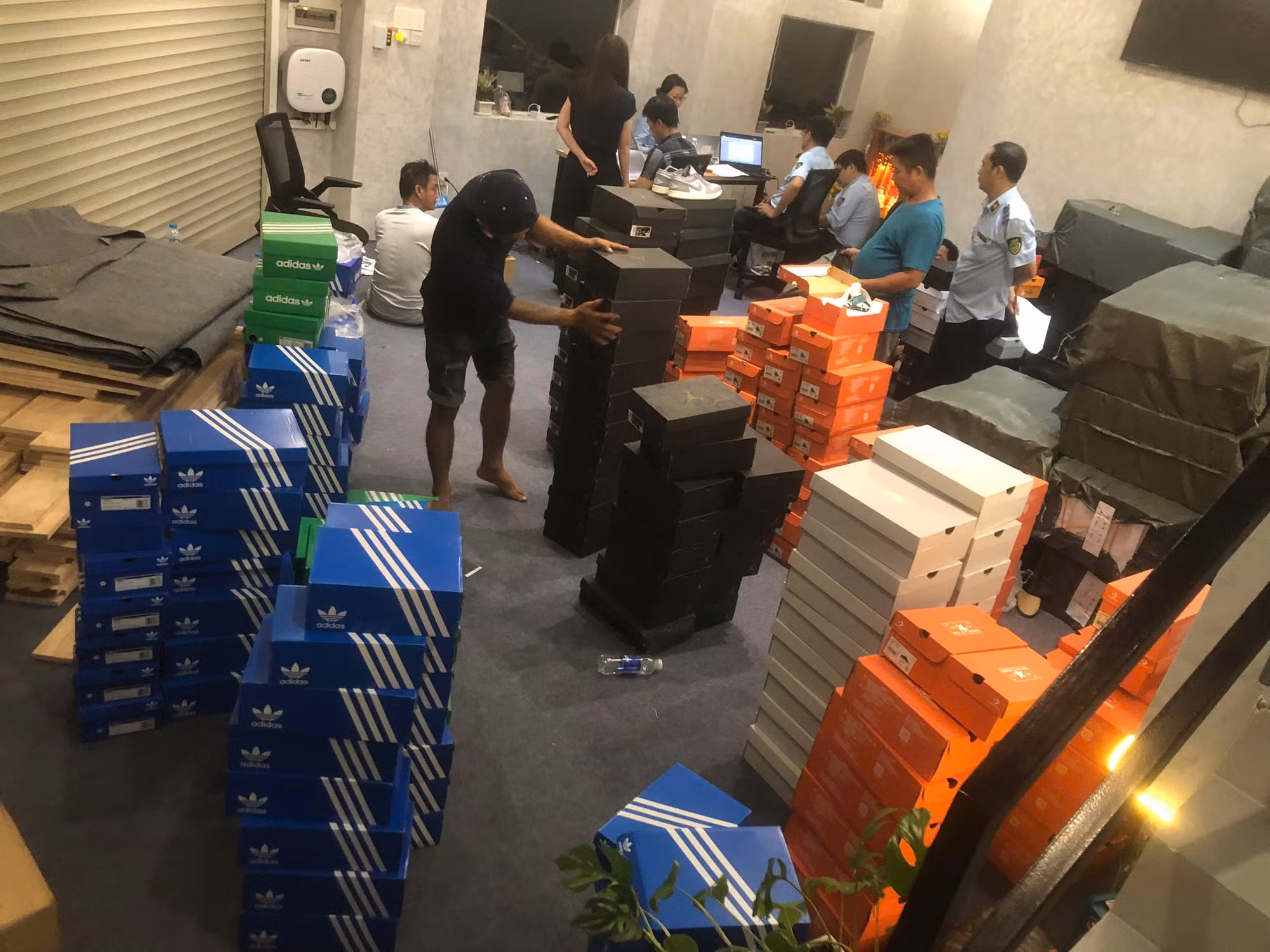Khởi tố giám đốc công ty bán hàng ngàn đôi giày giả, thu lợi bất chính hơn 3,5 tỷ đồng ảnh 2