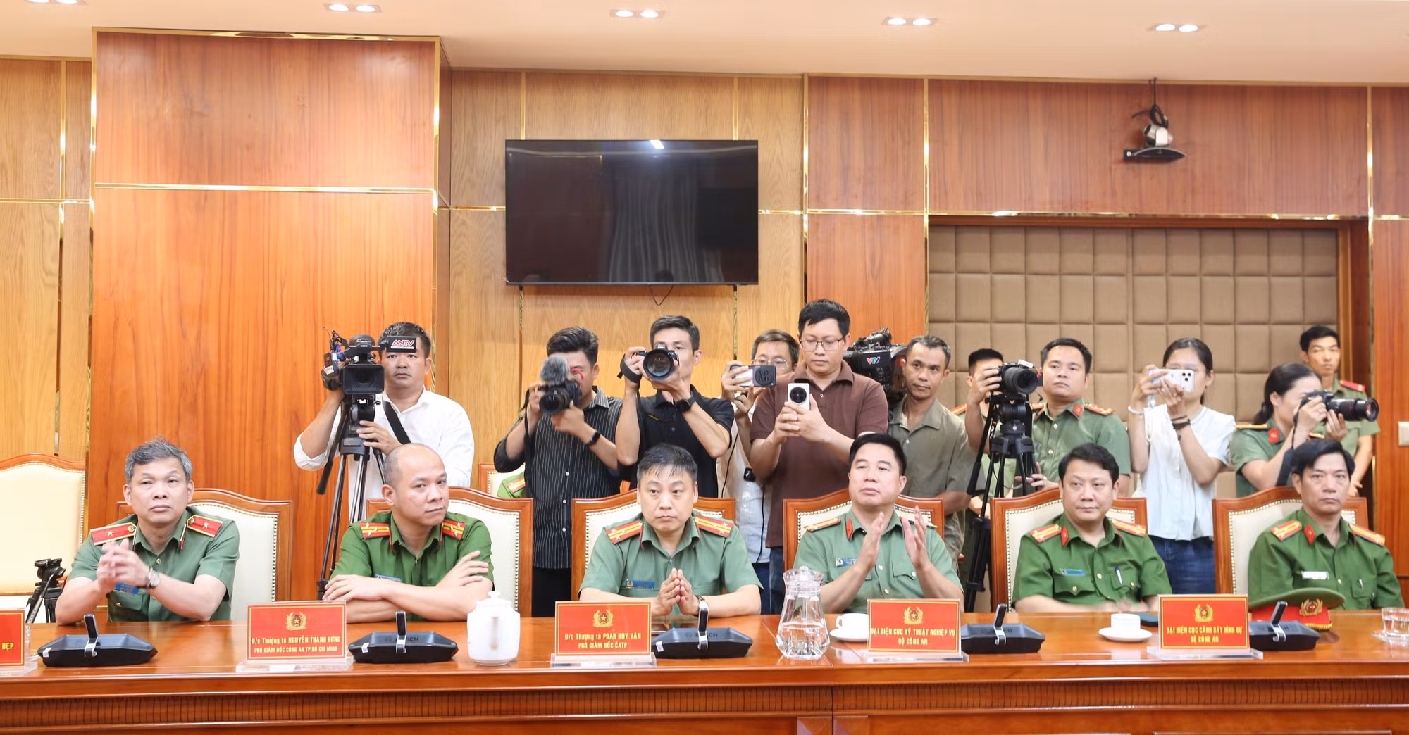 Ban Giám đốc Công an TP Hồ Chí Minh và các đại biểu dự buổi lễ.