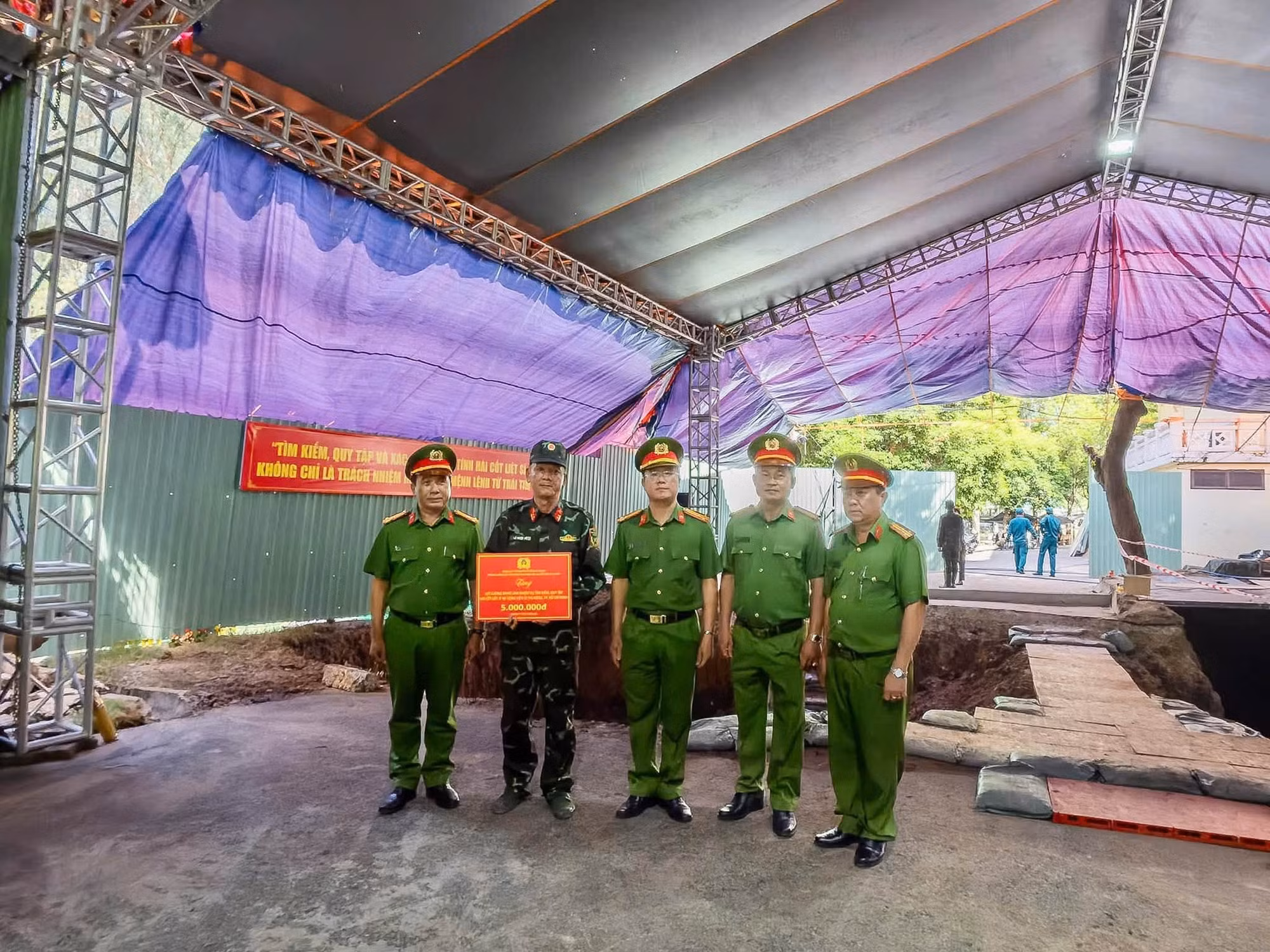 Đơn vị trao tặng nhiều phần quà tri ân đến lực lượng đang làm nhiệm vụ quy tập hài cốt liệt sĩ tại Công viên Văn hóa Lê Thị Riêng.