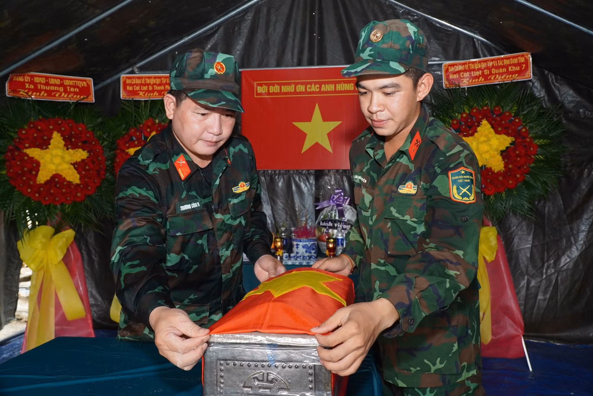 Lực lượng tìm kiếm phát hiện 3 bộ hài cốt liệt sĩ tại khu vực mộ tập thể ở ấp Lạc An 3.