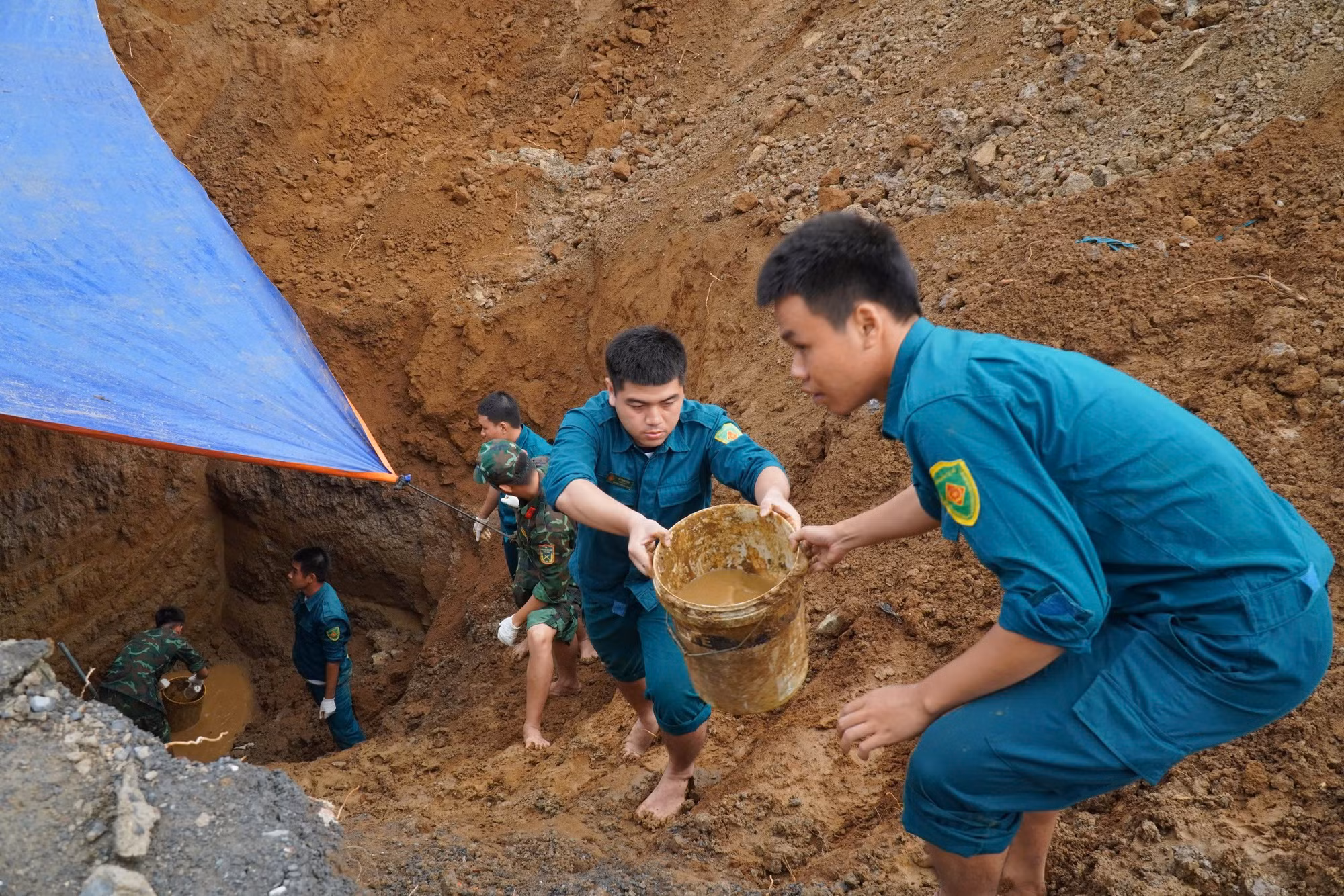 Sau 2 ngày triển khai, các lực lượng đã xử lý gần 1.000m³ đất, mở rộng khu vực tìm kiếm và đào sâu khoảng 10m tại khu vực mộ tập thể ở ấp Lạc An 3, xã Thường Tân.