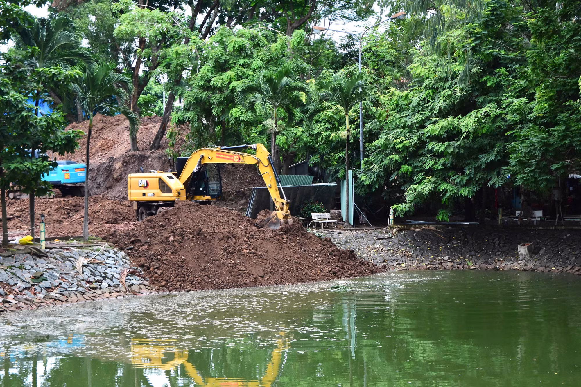 Trong ngày, lực lượng làm nhiệm vụ đã xử lý hơn 400m³ đất, tiếp tục mở rộng phạm vi tìm kiếm tại Khu B, Công viên Lê Thị Riêng.