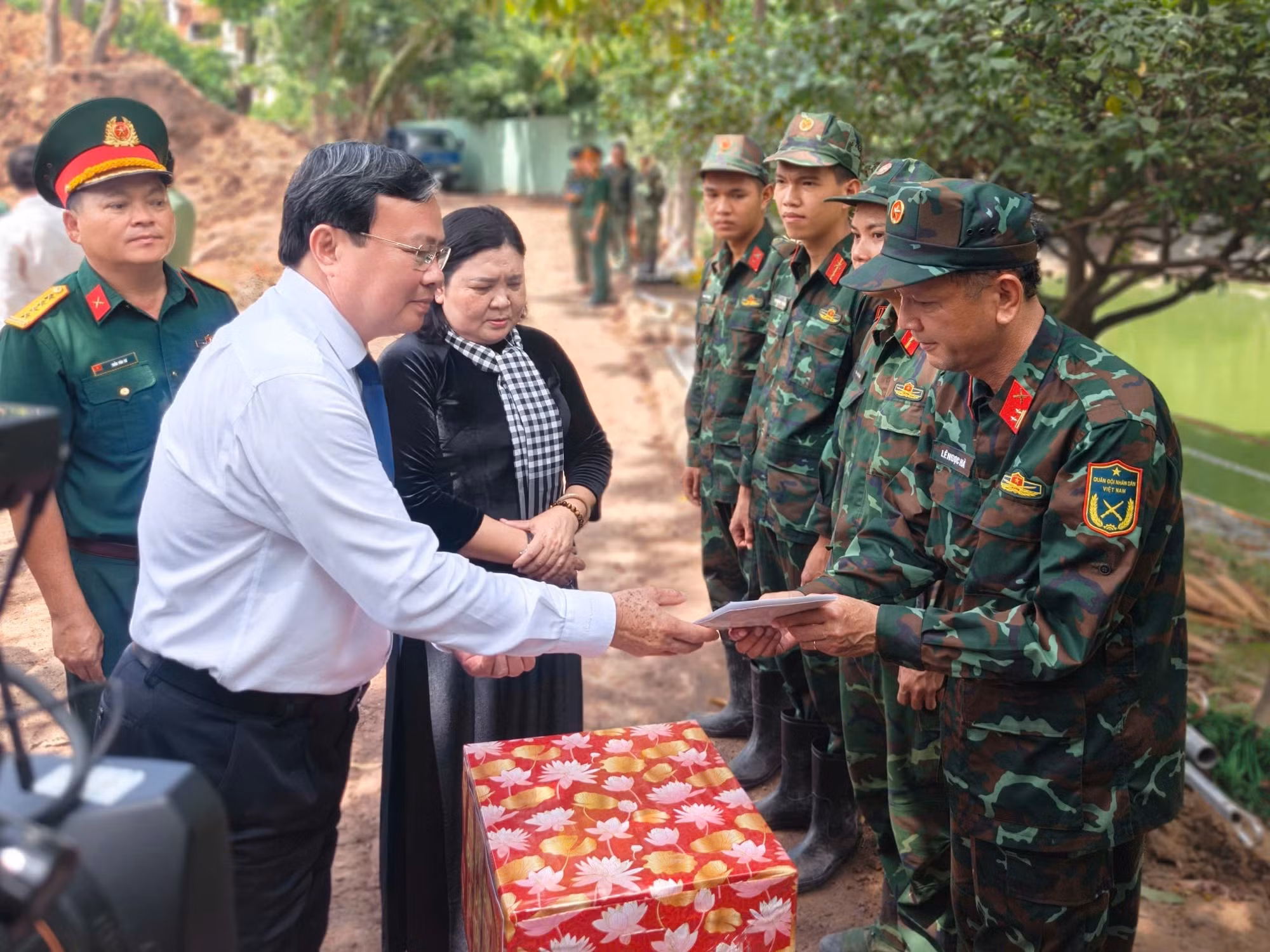 Đoàn công tác lãnh đạo tỉnh Tây Ninh thăm hỏi, động viên và tặng quà các lực lượng đang thực hiện nhiệm vụ tại Công viên Lê Thị Riêng.