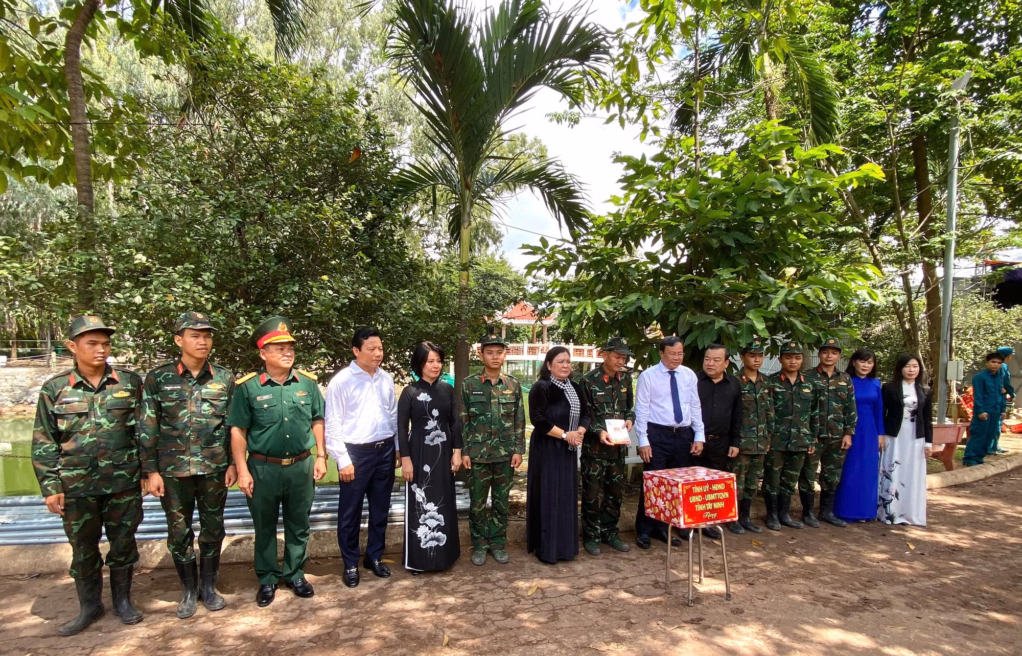 Đoàn công tác lãnh đạo tỉnh Tây Ninh và các cán bộ chiến sĩ làm nhiệm vụ.
