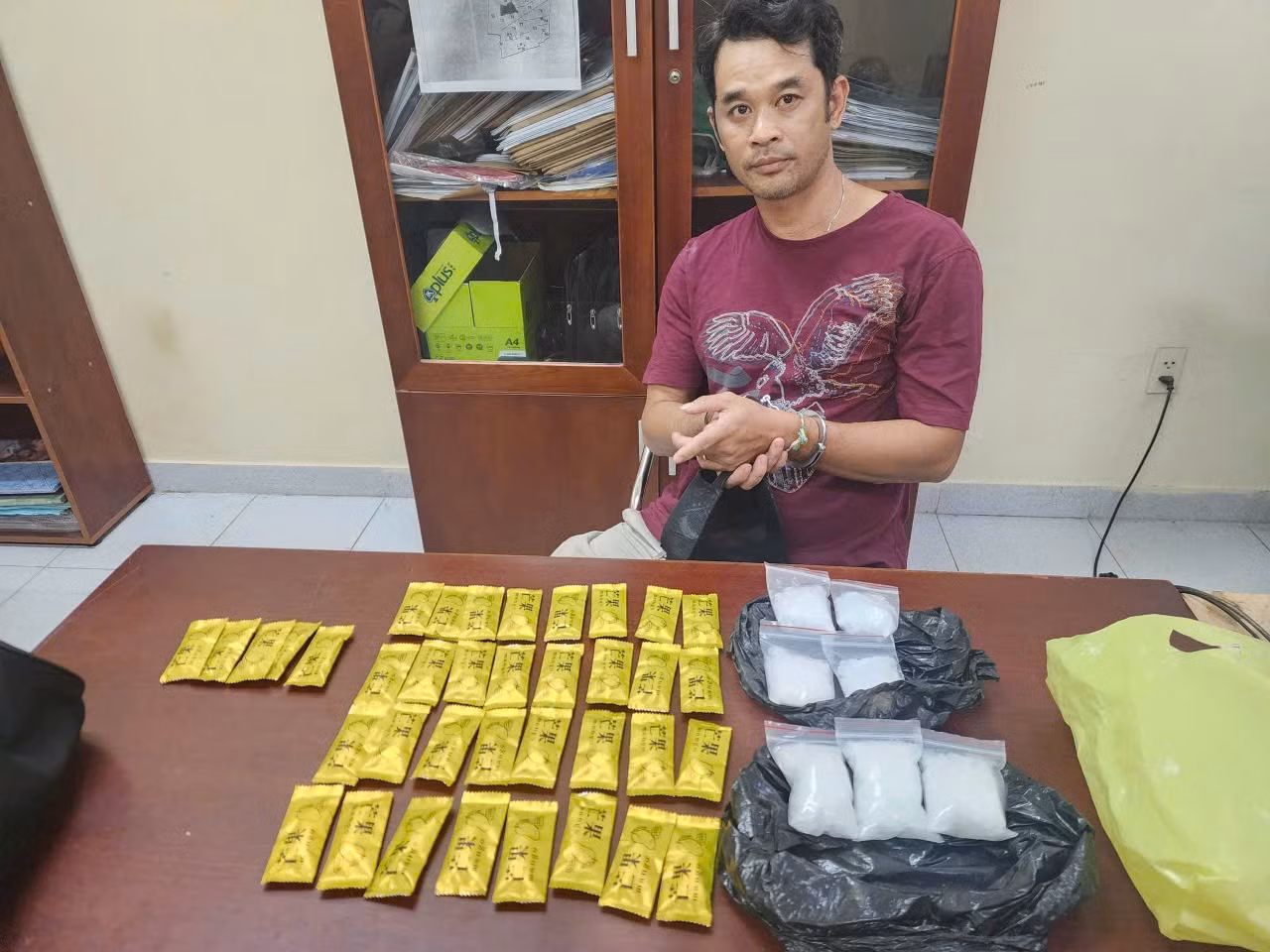 Lê Quốc Duy thường nhận pod chill chứa ma túy Etomidate từ Campuchia đưa về TP Hồ Chí Minh tiêu thụ.