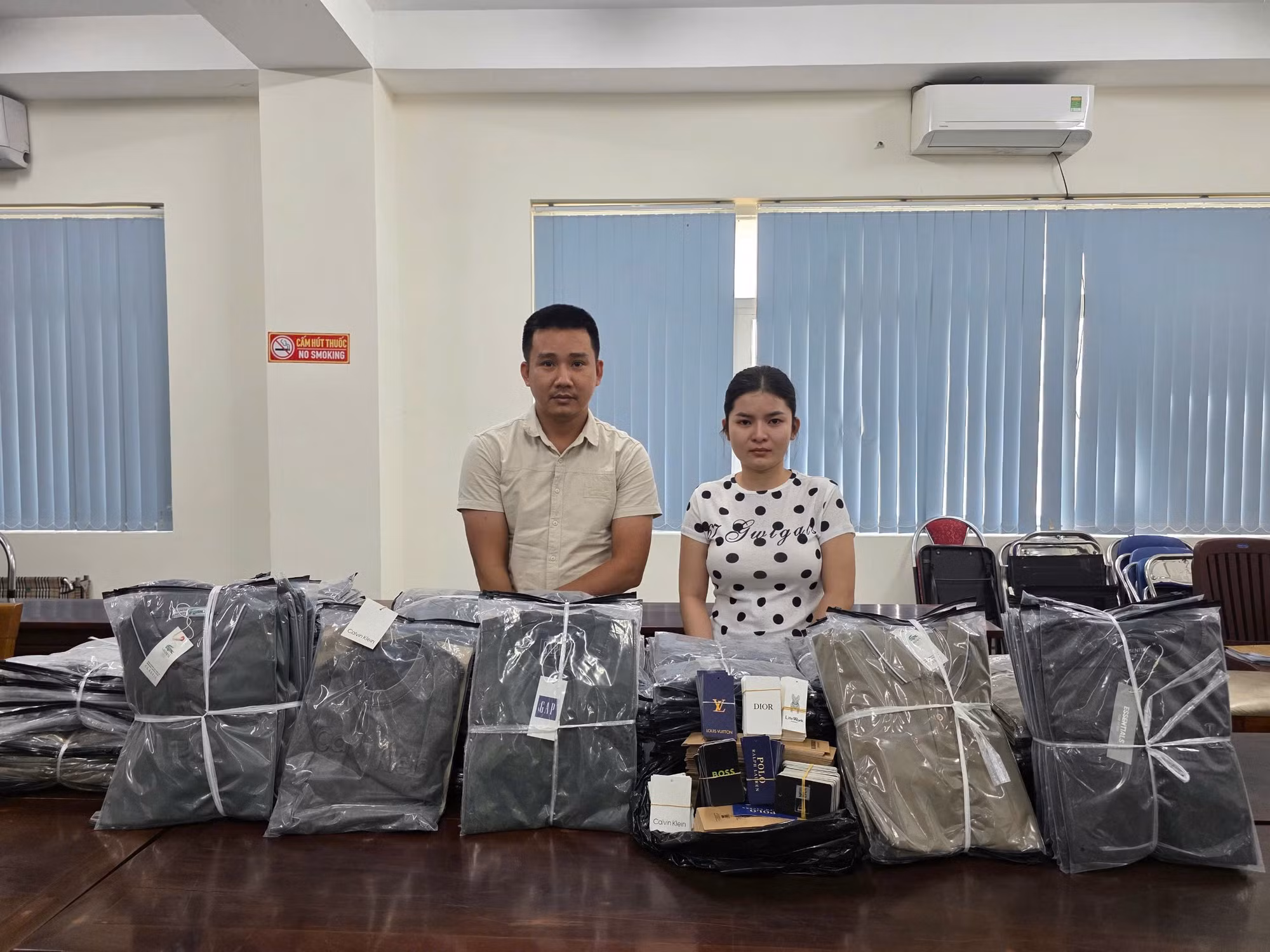 Nguyễn Đức Đạo và Phan Thị Hà Ly cùng tang vật.