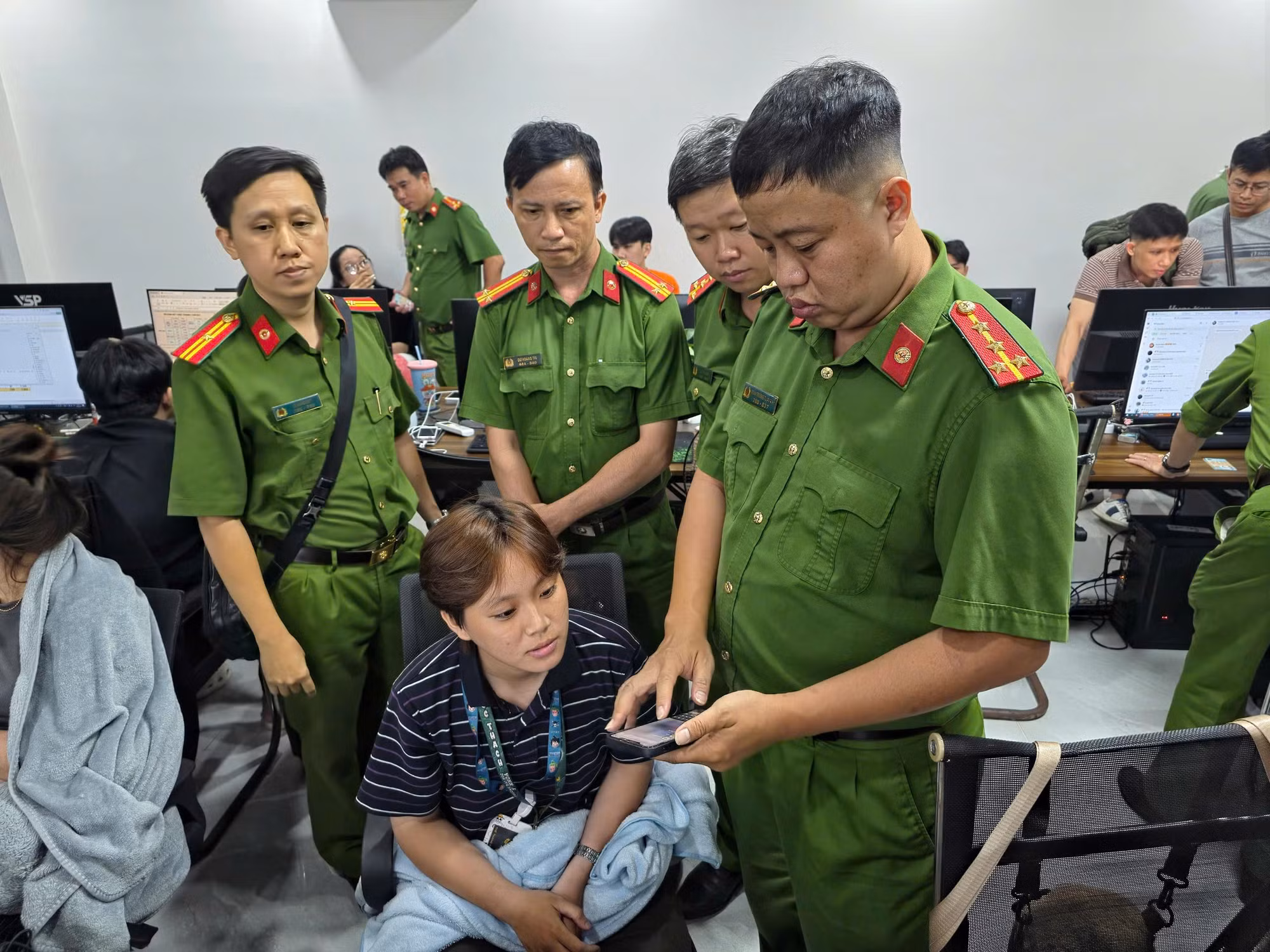 Công an phường Hòa Hưng kiểm tra và phát hiện 19 công dân, trong đó có 4 lao động quốc tịch Trung Quốc và 1 giám sát quốc tịch Trung Quốc.