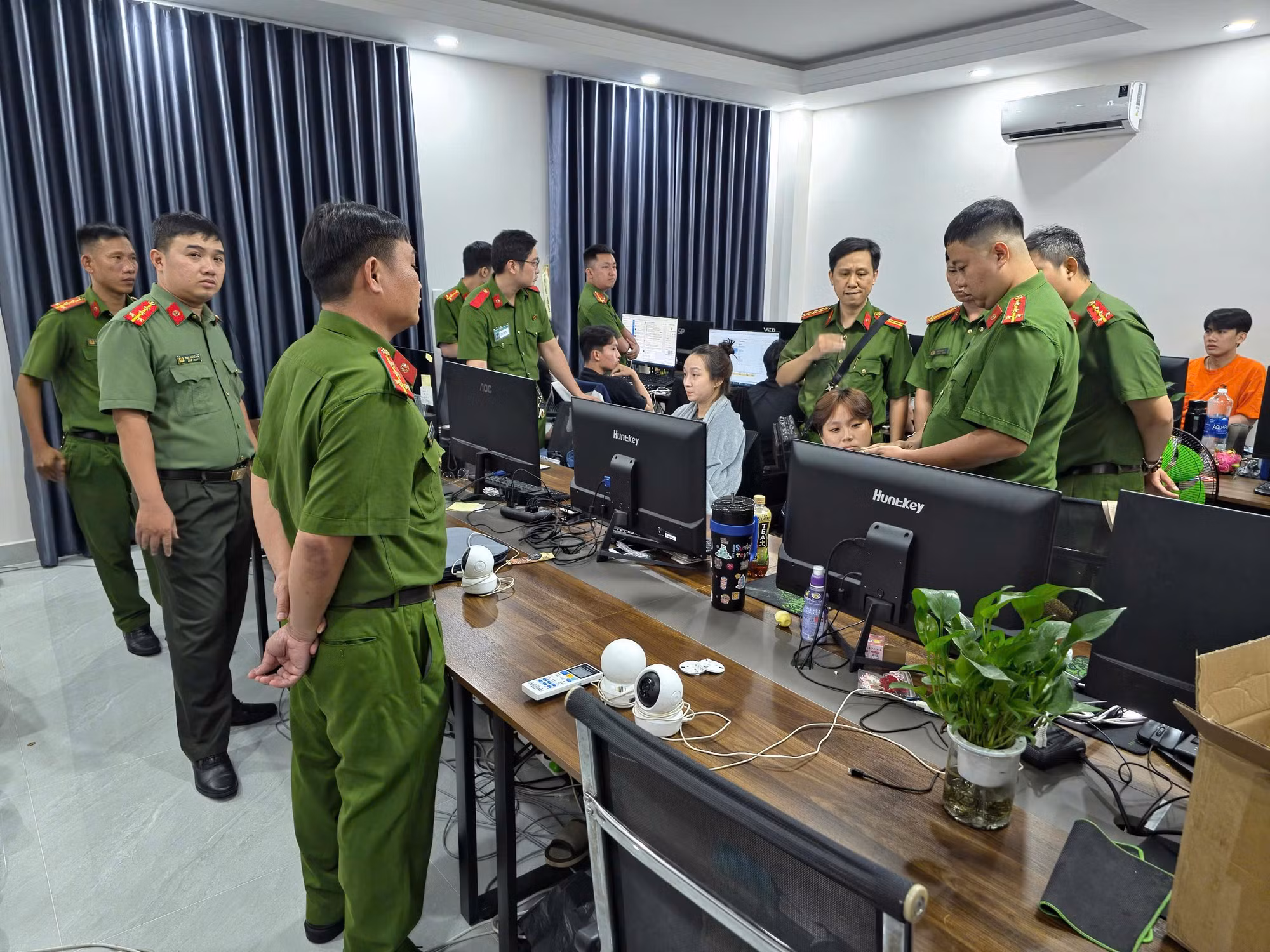 Phát hiện người nước ngoài vi phạm cư trú và hoạt động “lừa đảo công nghệ cao” ảnh 8