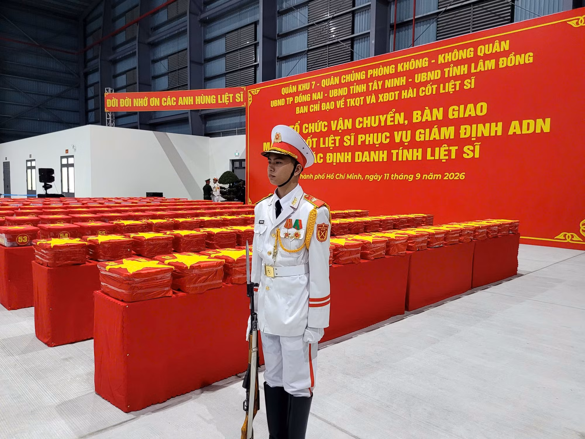 Đợt này, 13.563 mẫu hài cốt liệt sĩ được vận chuyển ra Hà Nội phục vụ giám định ADN để xác định danh tính liệt sĩ.
