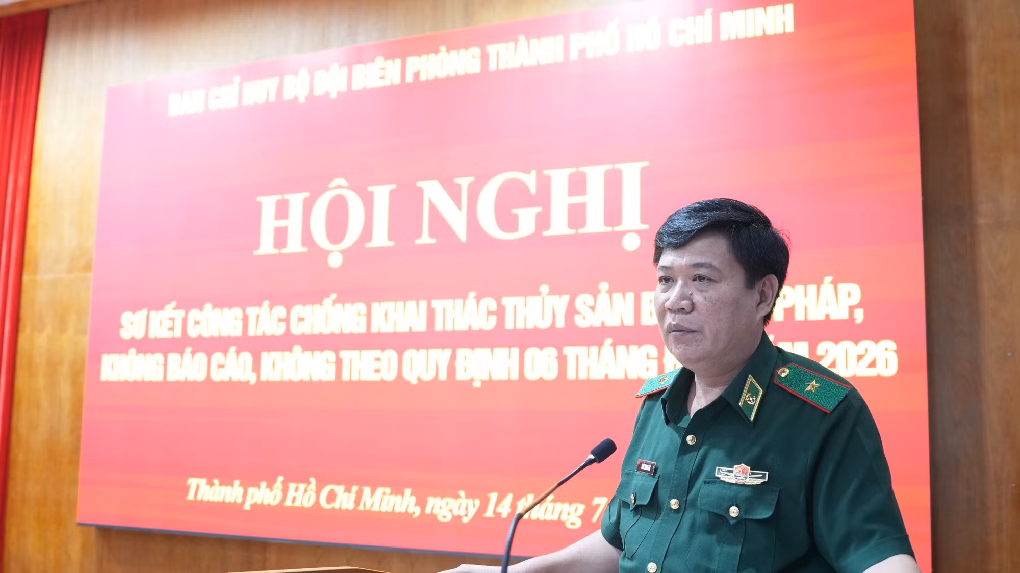 Thiếu tướng Trần Thanh Đức, Phó Tư lệnh Bộ Tư lệnh Thành phố kiêm Chỉ huy trưởng Ban Chỉ huy Bộ đội Biên phòng TP Hồ Chí Minh phát biểu tại hội nghị.